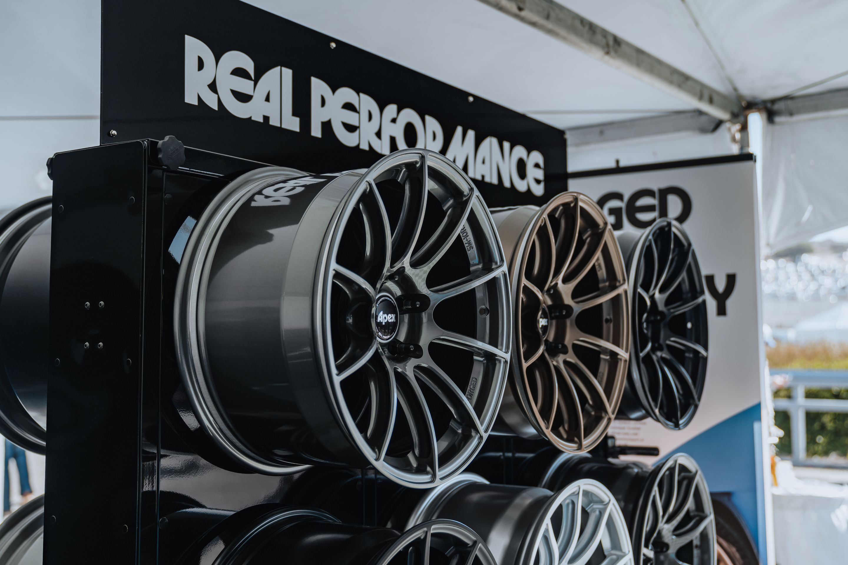 White Porsche 911 996 GT2 with 18" EC-7RS Apex wheels in Anthracite