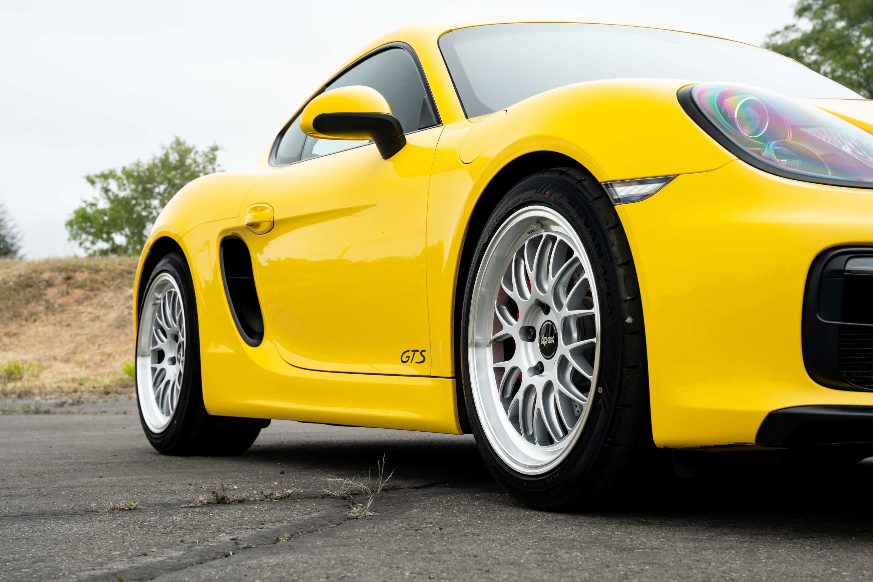 Yellow Porsche 981 Cayman GTS with 19" ML-10RT Apex wheels in Machined Lip Race Silver