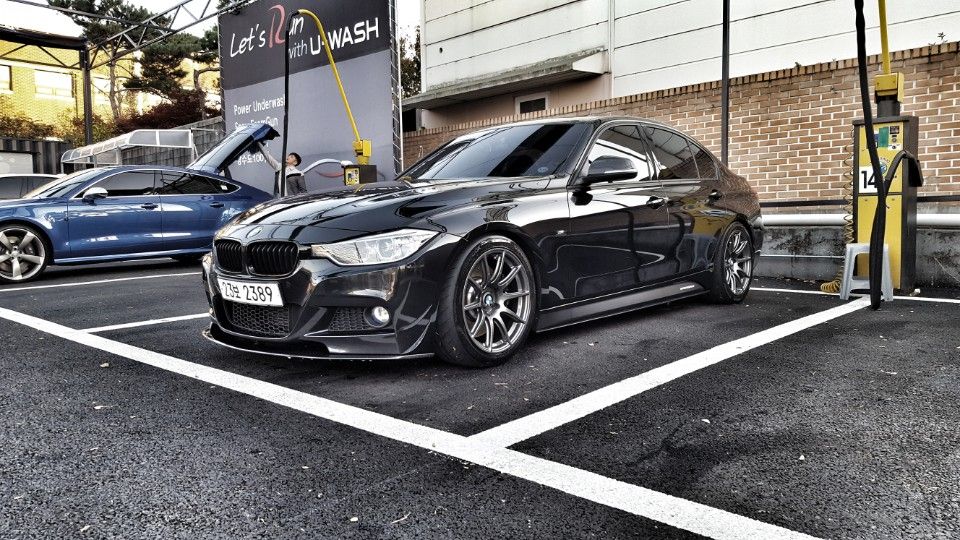 Black BMW F30 Sedan 3 Series with 18" SM-10 Apex wheels in Anthracite