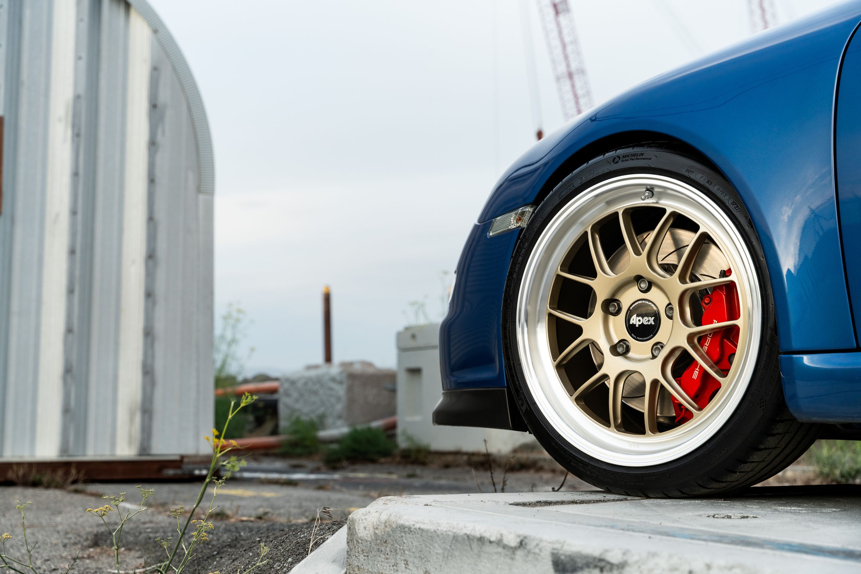 Blue Porsche 911 997 GT3 with 19" TEST-M Apex wheels in Machined Lip Gloss Motorsport Gold
