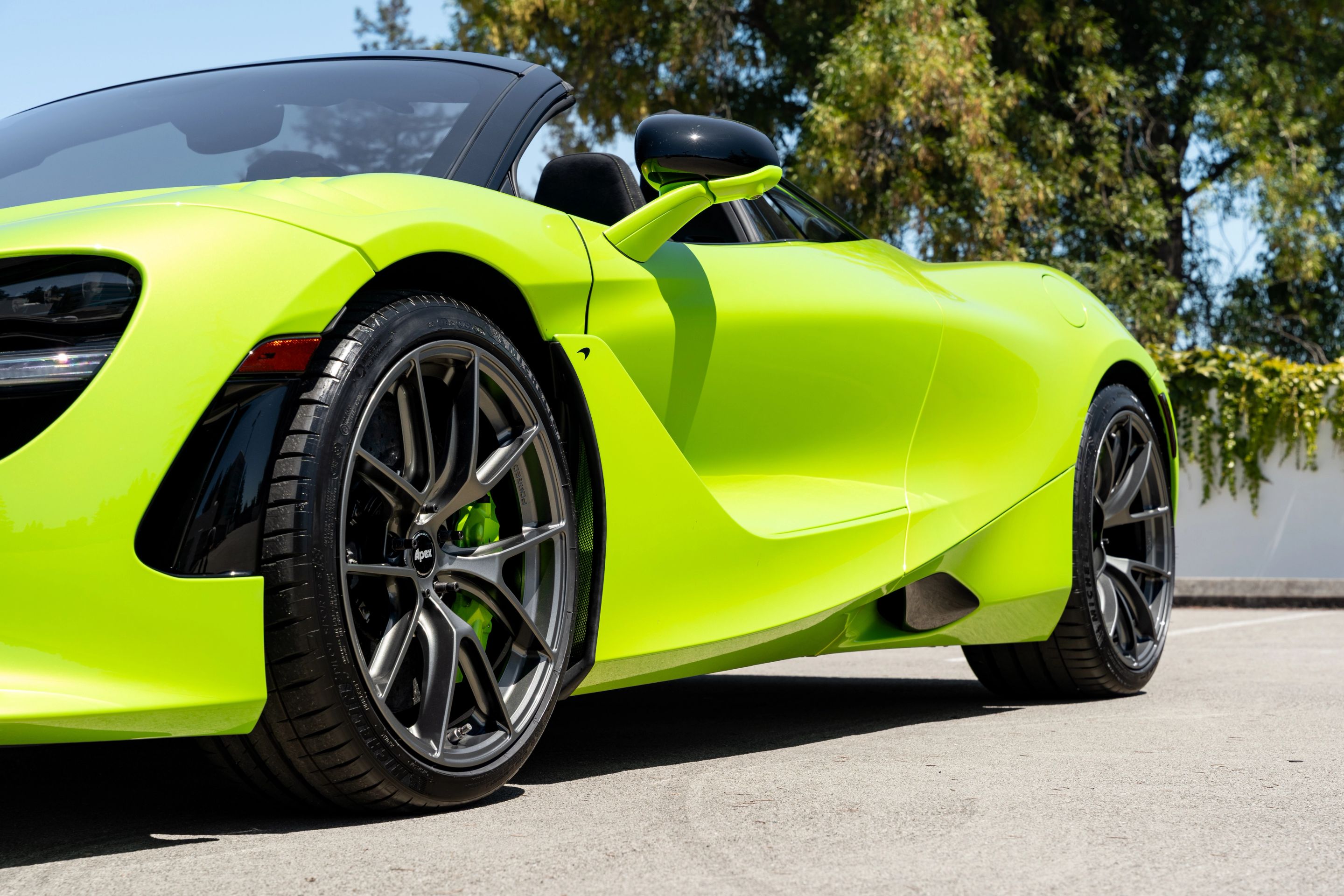 Green McLaren 750S with 19"/20" VS-5RS Apex wheels in Anthracite