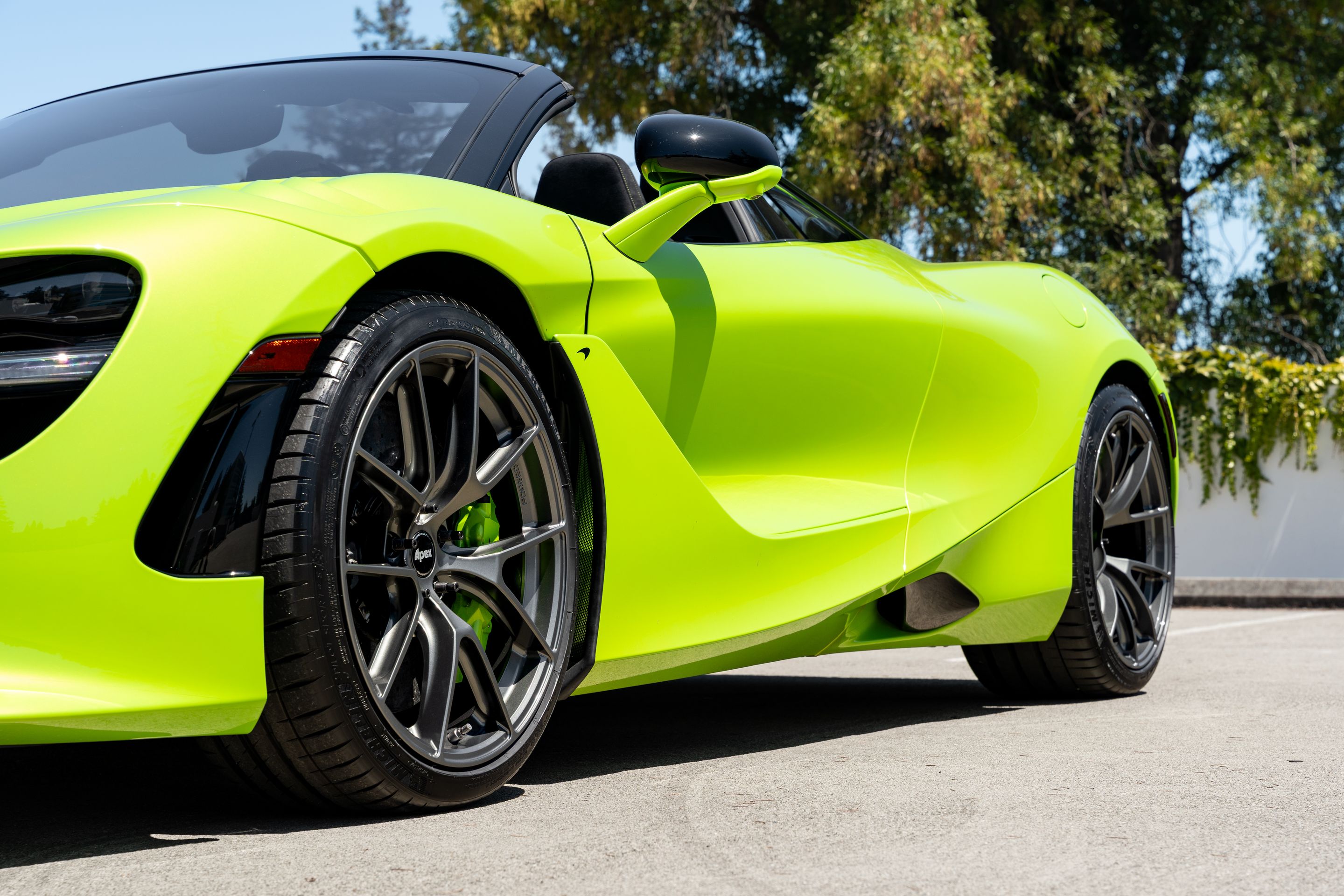 Green McLaren 750S with 19"/20" VS-5RS Apex wheels in Anthracite