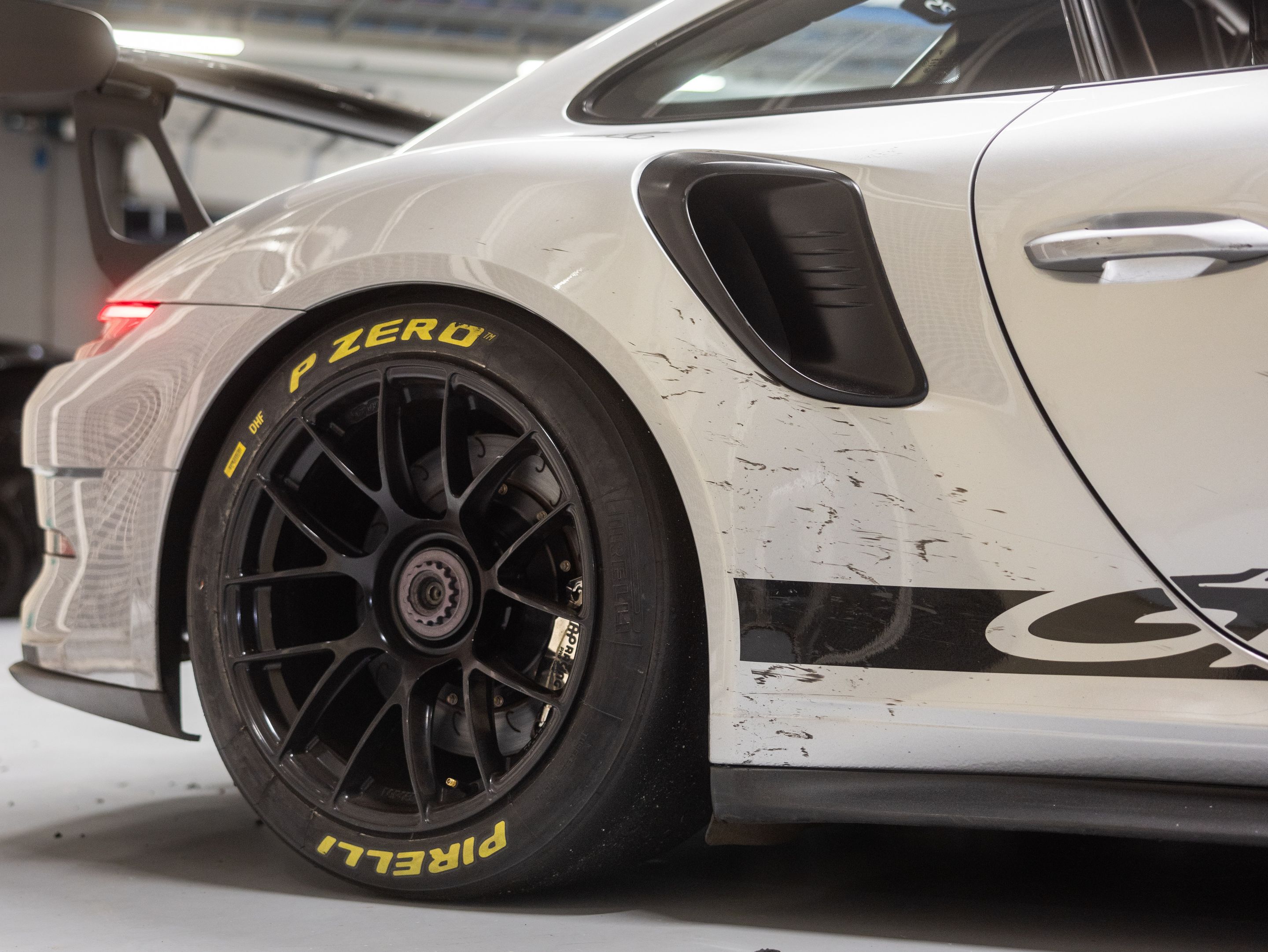 Silver Porsche 911 991.2 GT3 RS with 19" EC-7RS Apex wheels in Satin Black