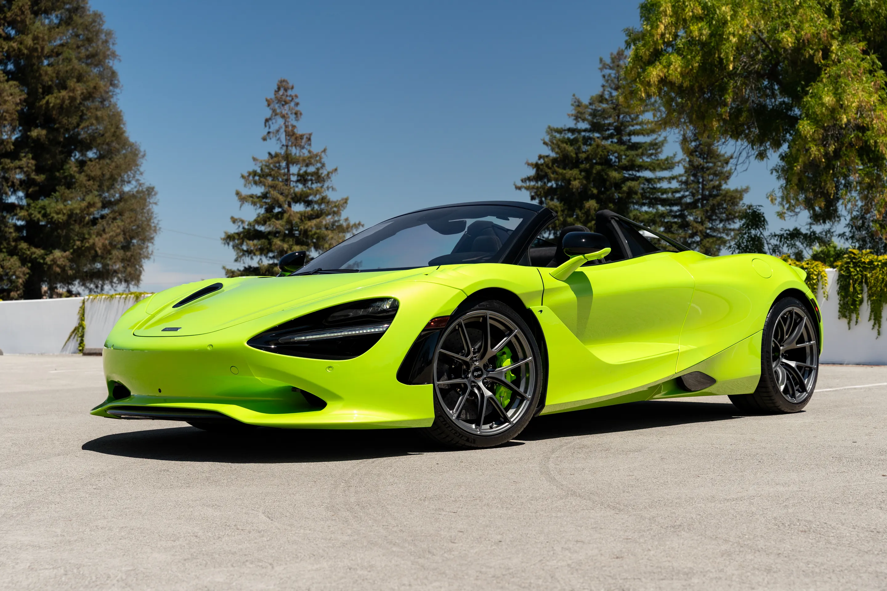 Green McLaren 750S with 19"/20" VS-5RS Apex wheels in Anthracite