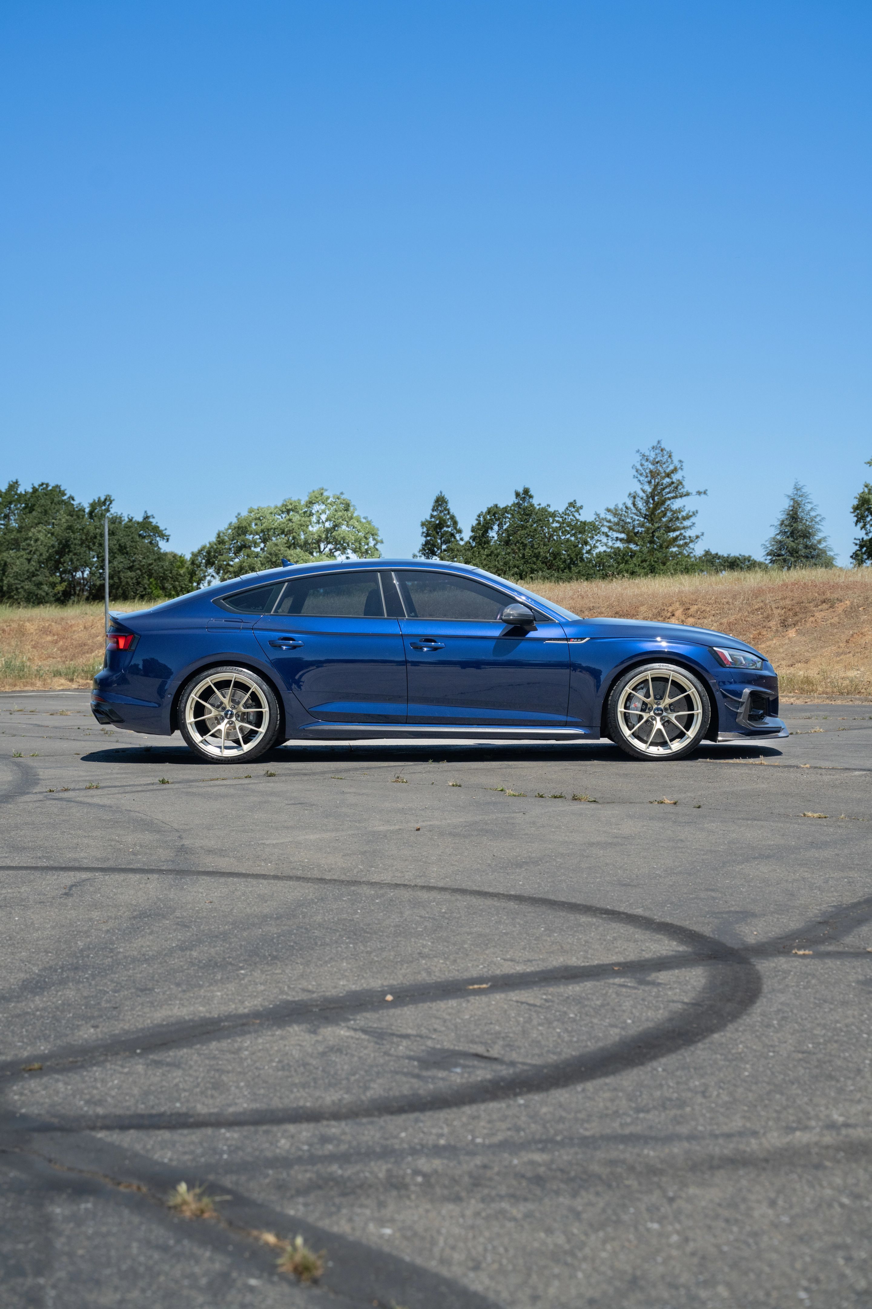 Blue Audi B9 RS 5 Sportback with 20" VS-5RS Apex wheels in Motorsport Gold