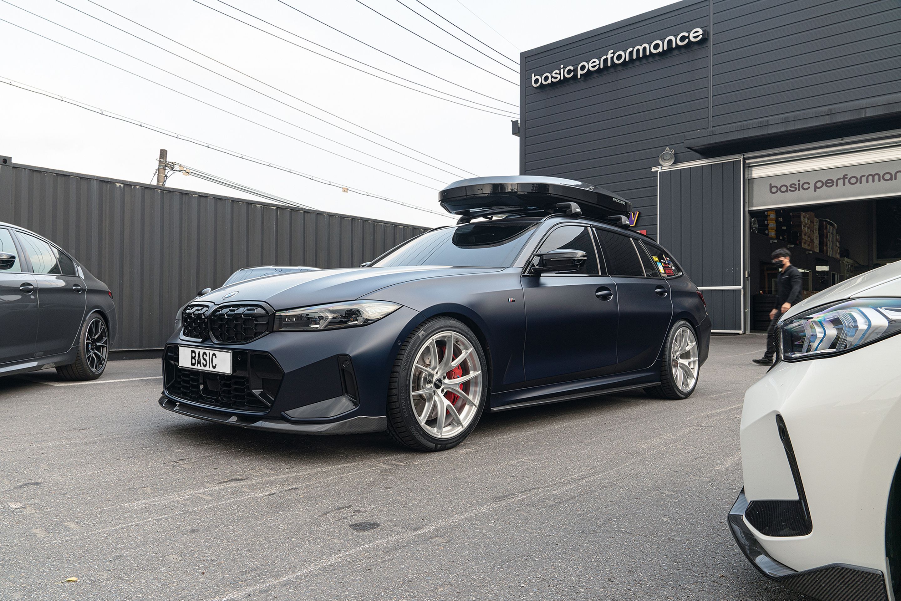 Grey BMW G21 Wagon 3 Series with 19" VS-5RS Apex wheels in Brushed Clear