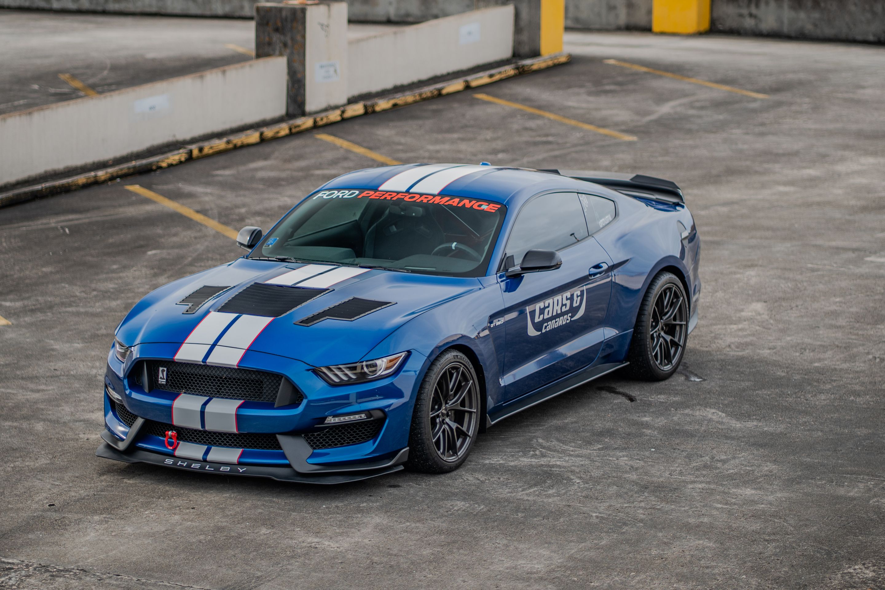 Blue Ford S550 Mustang GT350 with 19" VS-5RS Apex wheels in Anthracite