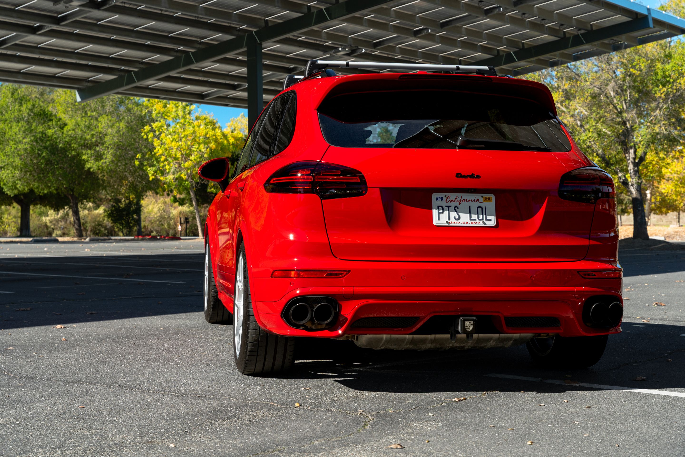 Red Porsche 958 Cayenne with 21" VS-5RX Apex wheels in Race Silver