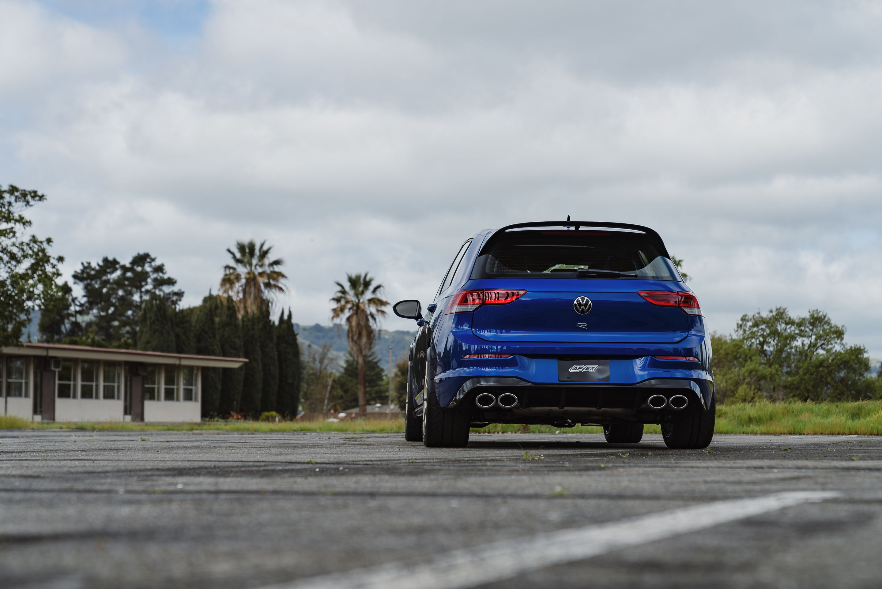 Blue VW MK8 Golf R with 18" SM-10RS Apex wheels in Motorsport Gold