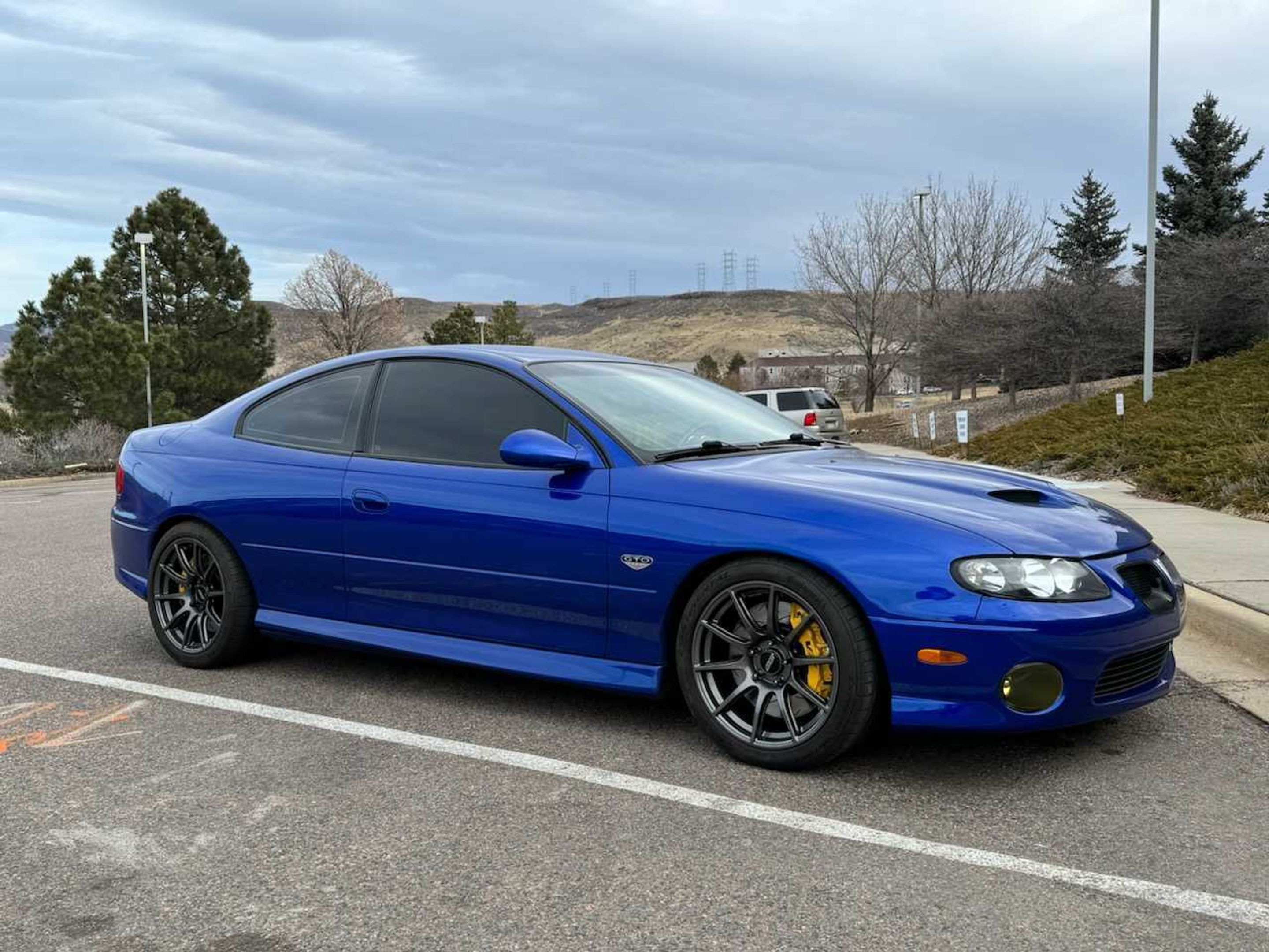 Blue Pontiac 5th Gen GTO with 18" SM-10 Apex wheels in Anthracite
