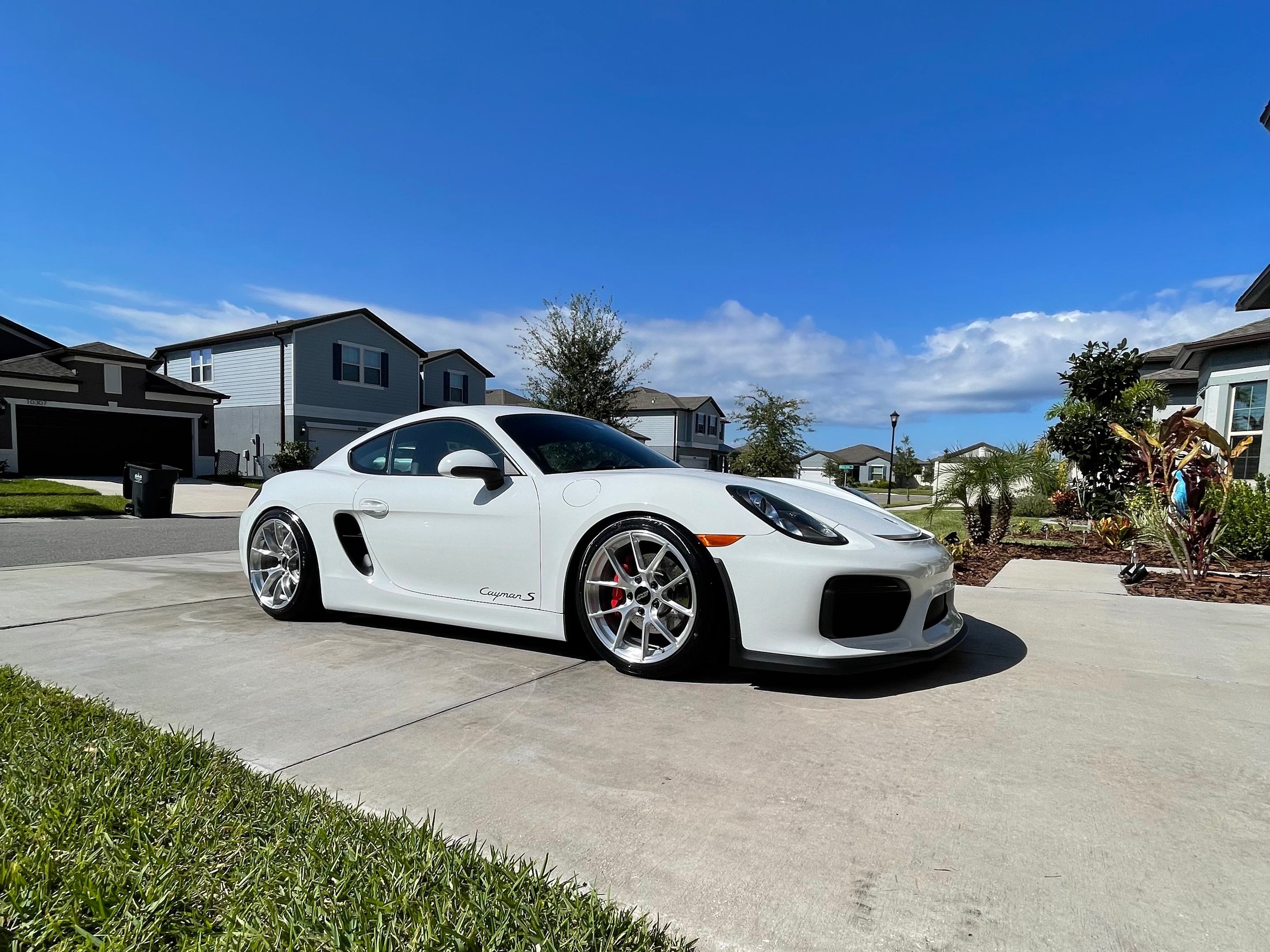 White Porsche 981 Cayman S with 19" VS-5RS Apex wheels in Brushed Clear