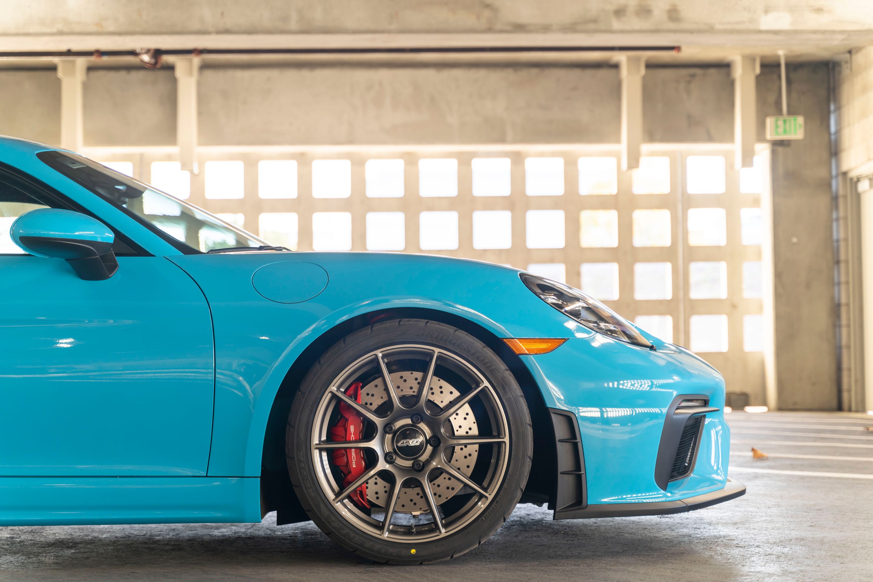 Blue Porsche 718 Cayman GT4 with 19" SM-10 Apex wheels in Anthracite