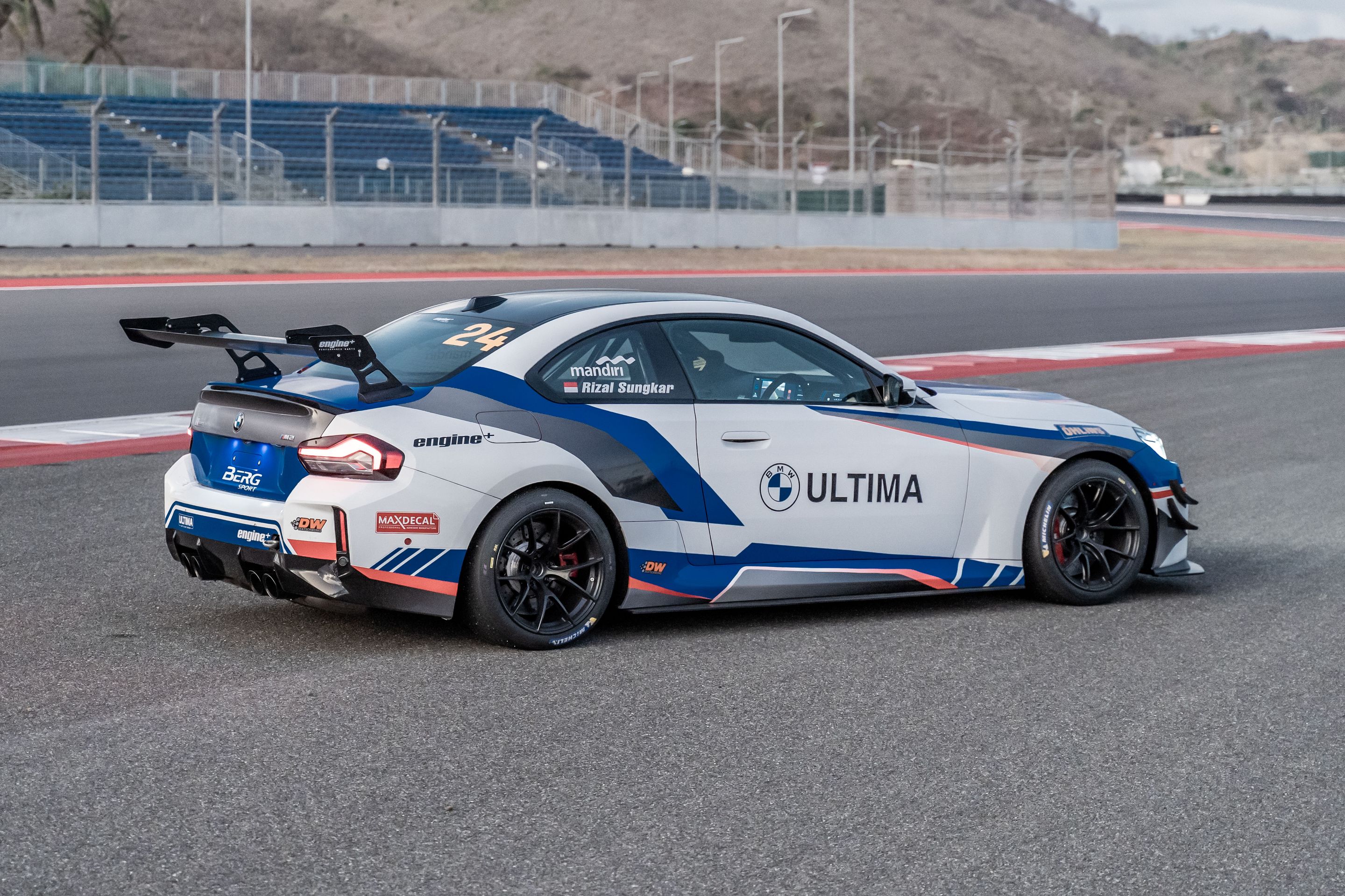 Multicolor BMW G87 M2 with 18" VS-5RS Apex wheels in Satin Black