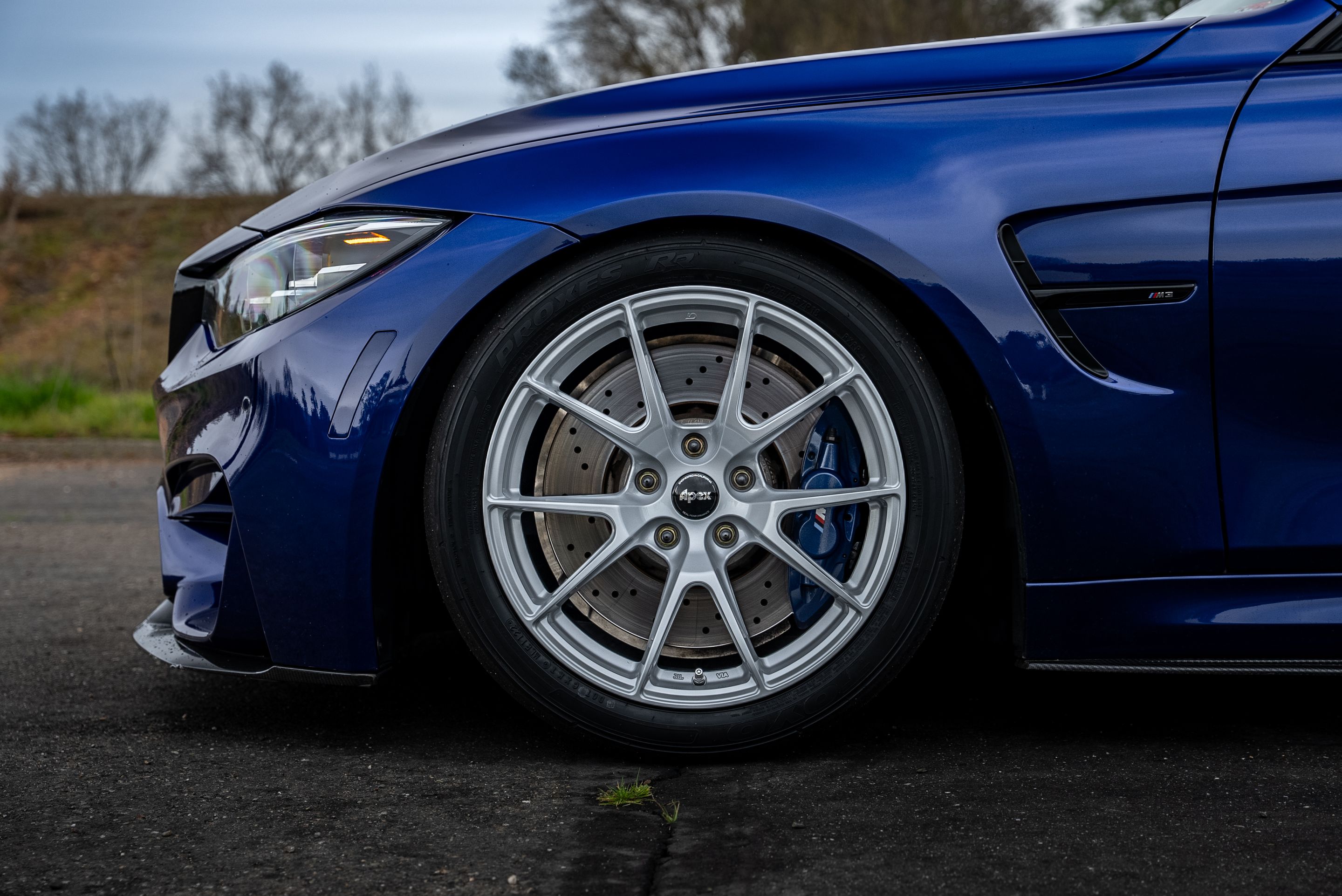 Blue BMW F80 M3 with 18" VS-5 Apex wheels in Race Silver