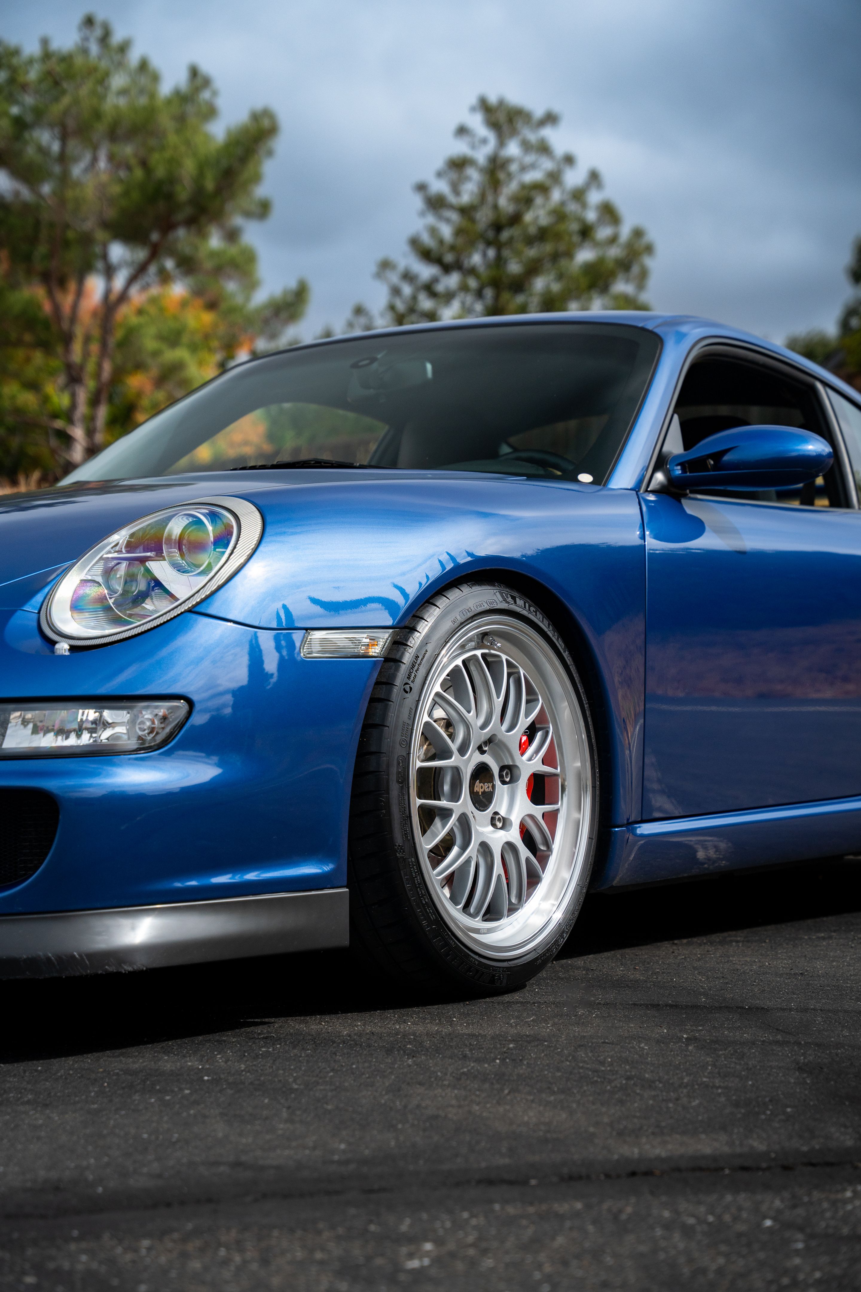 Blue Porsche 911 997 GT3 with 19" ML-10RT Apex wheels in Machined Lip Race Silver