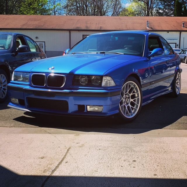 Blue BMW E36 M3 with 17" ARC-8 Apex wheels in Hyper Silver