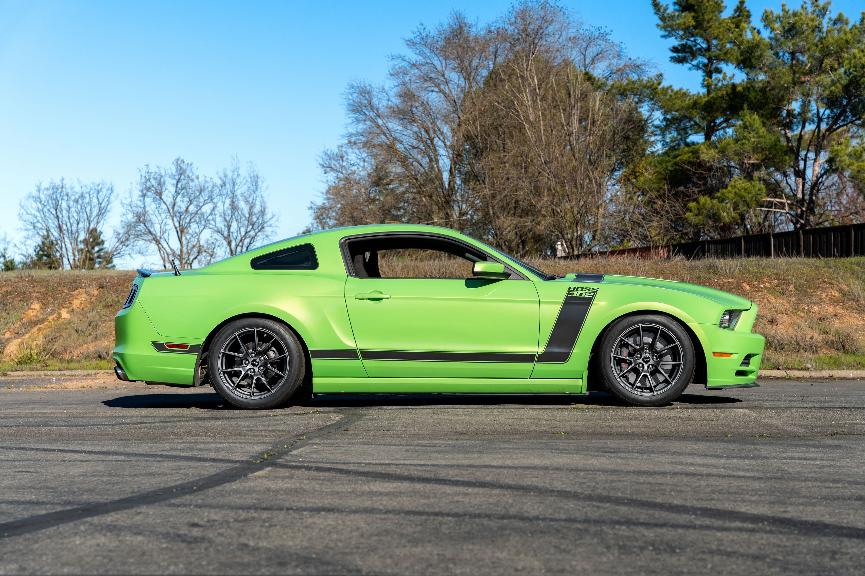 Green Ford S197 Mustang Boss 302 with 18" VS-5 Apex wheels in Anthracite