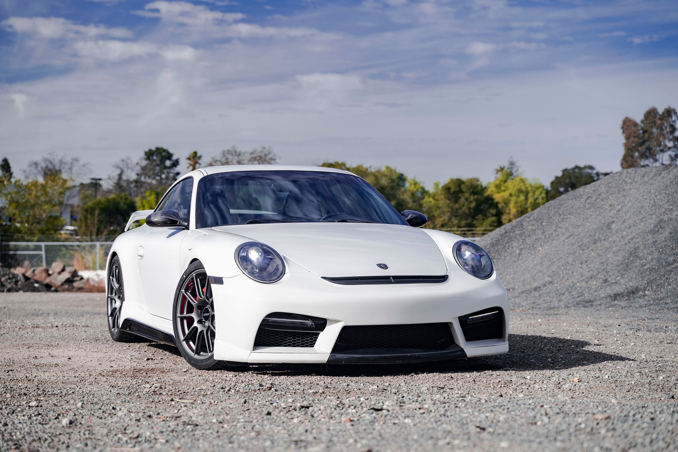 White Porsche 911 997 Carrera S with 19" SM-10 Apex wheels in Anthracite