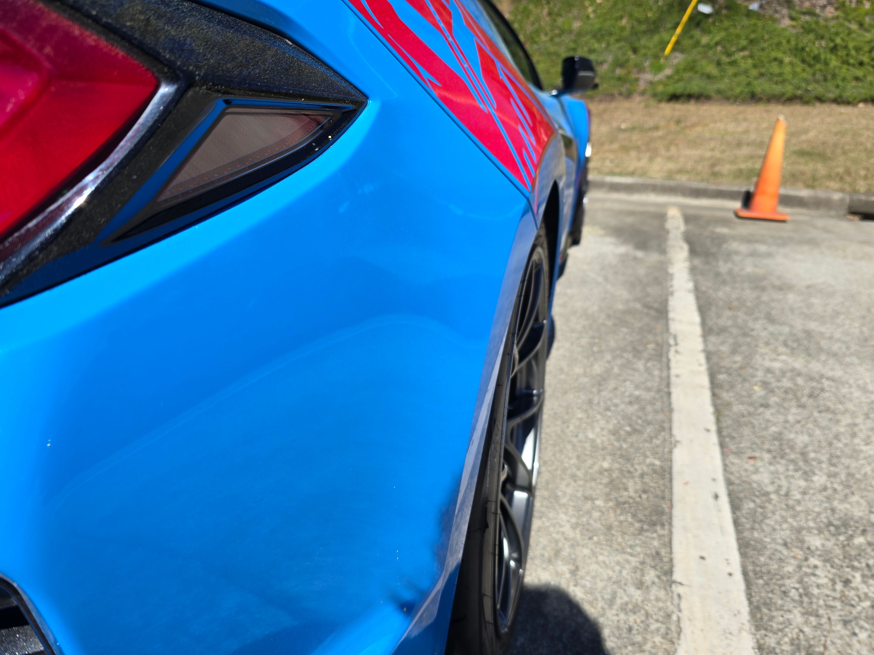 Blue Chevrolet C8 Corvette Z06 with 19" VS-5RS Apex wheels in Anthracite