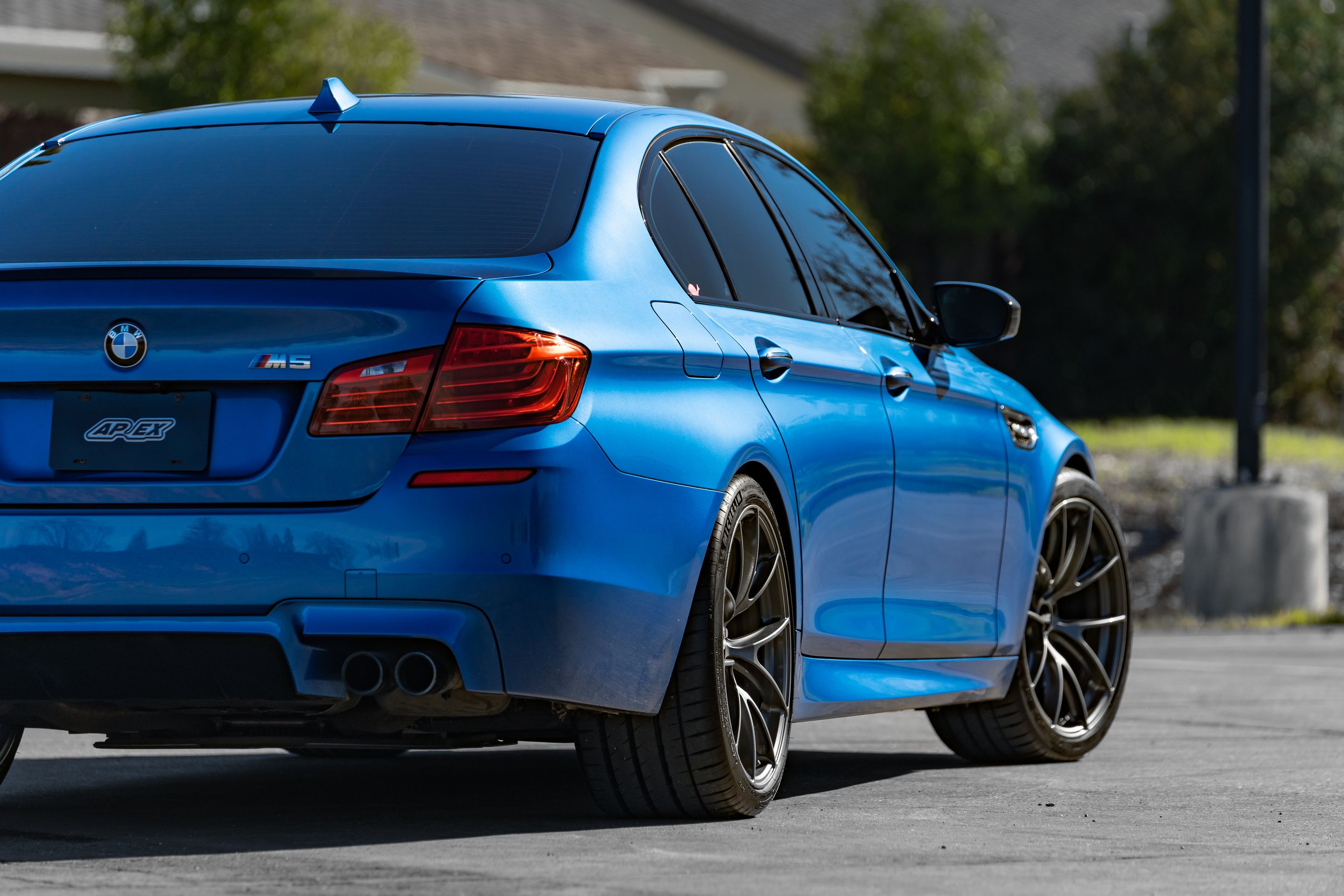 Blue BMW F10 M5 with 20" VS-5RS Apex wheels in Anthracite