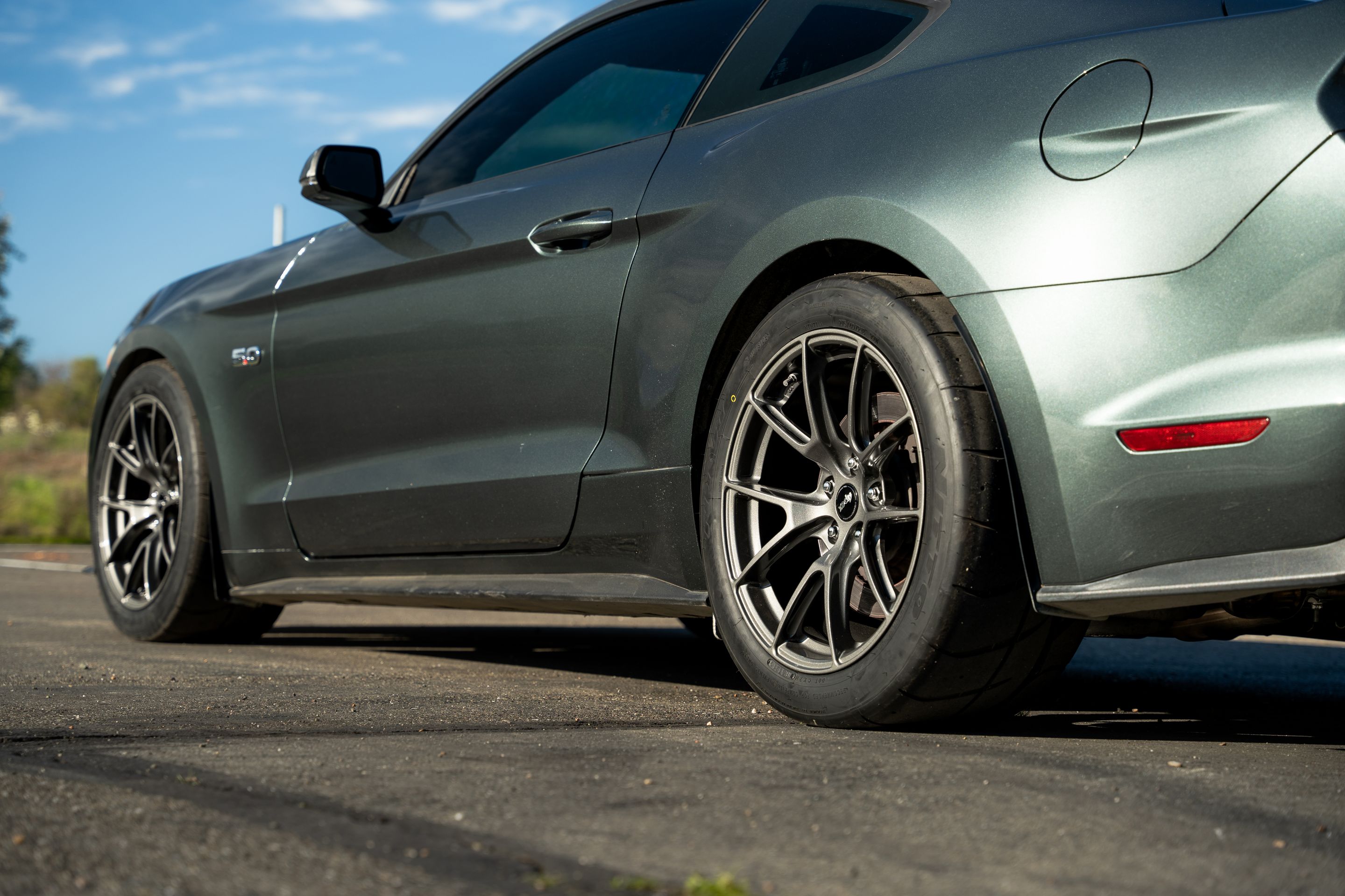 Green Ford S550 Mustang GT with 18" VS-5 Apex wheels in Anthracite