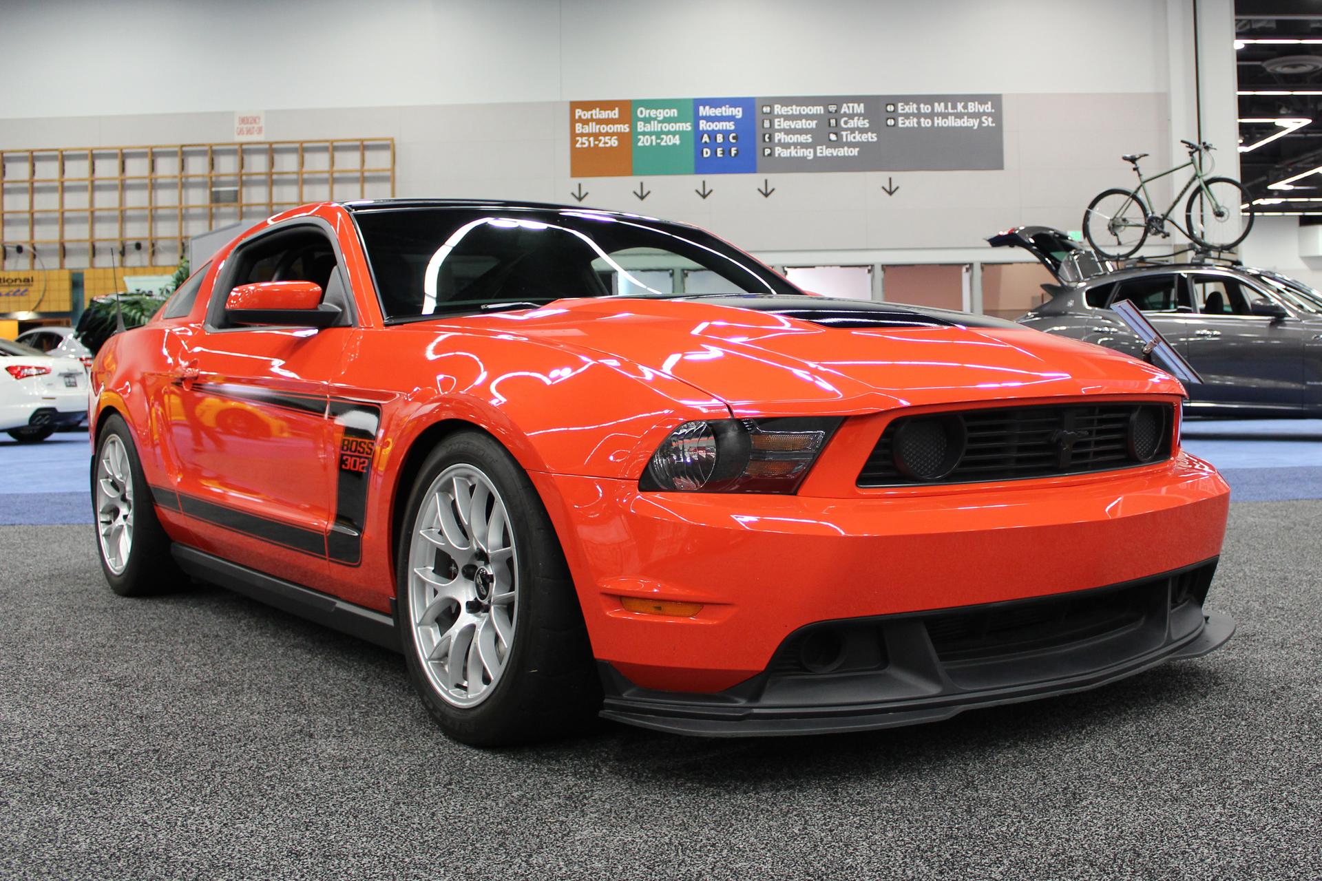 Ford S197 Mustang Boss 302 with 18