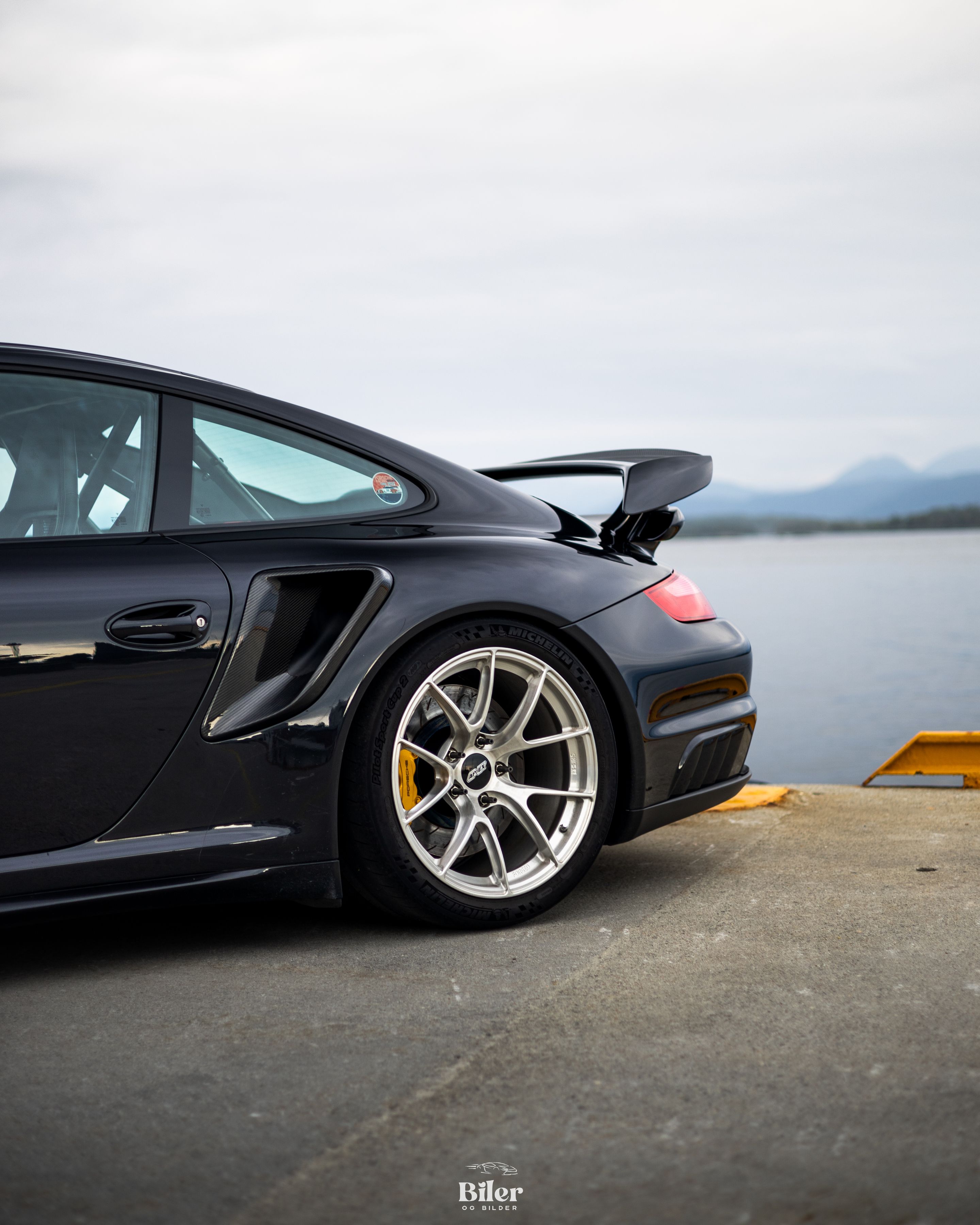 Black Porsche 911 997 GT2 with 19" VS-5RS Apex wheels in Brushed Clear