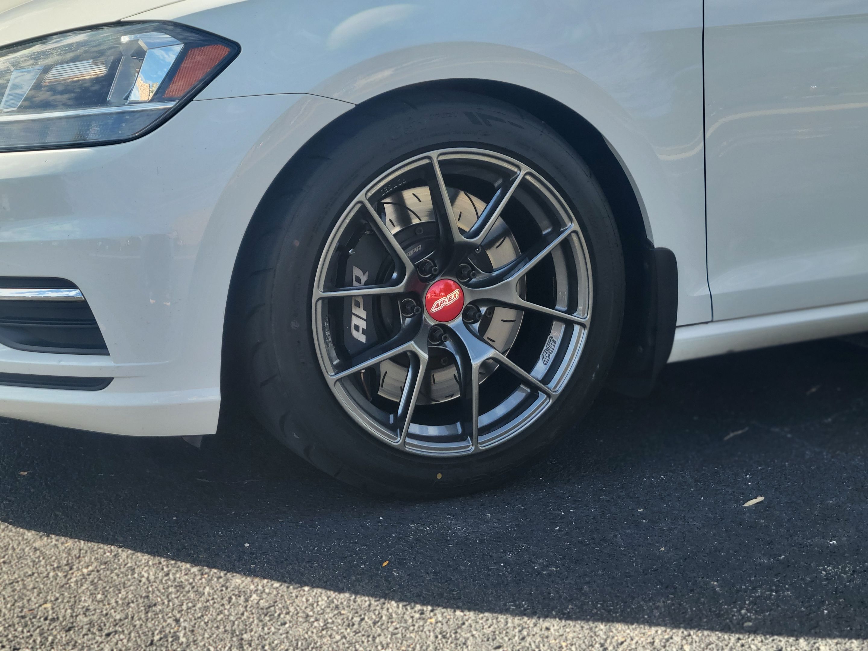 White VW MK7 Alltrack/SportWagen Golf SportWagen with 17" VS-5RS Apex wheels in Anthracite