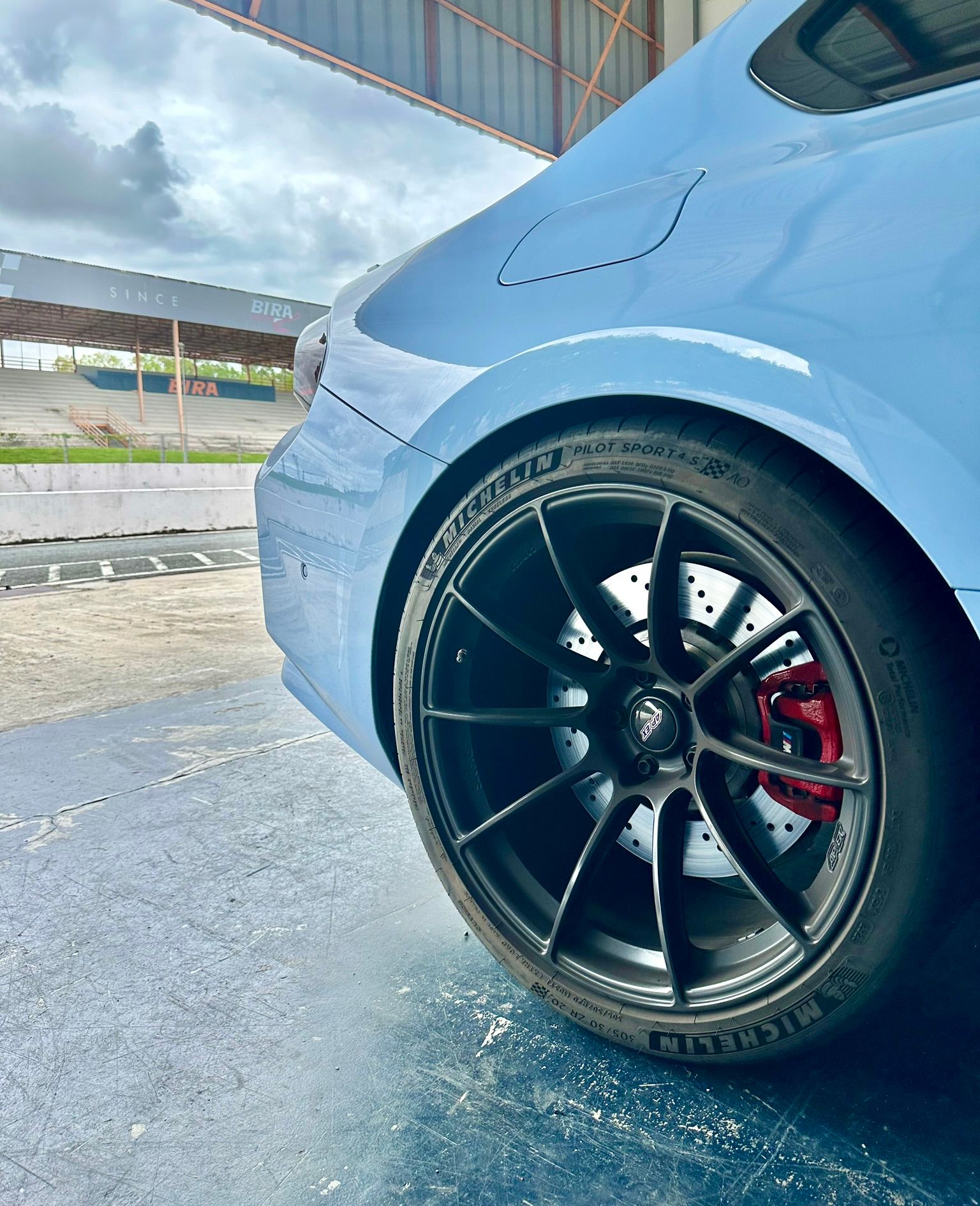 Blue BMW G87 M2 with 19"/20" SM-10RS Apex wheels in Satin Black