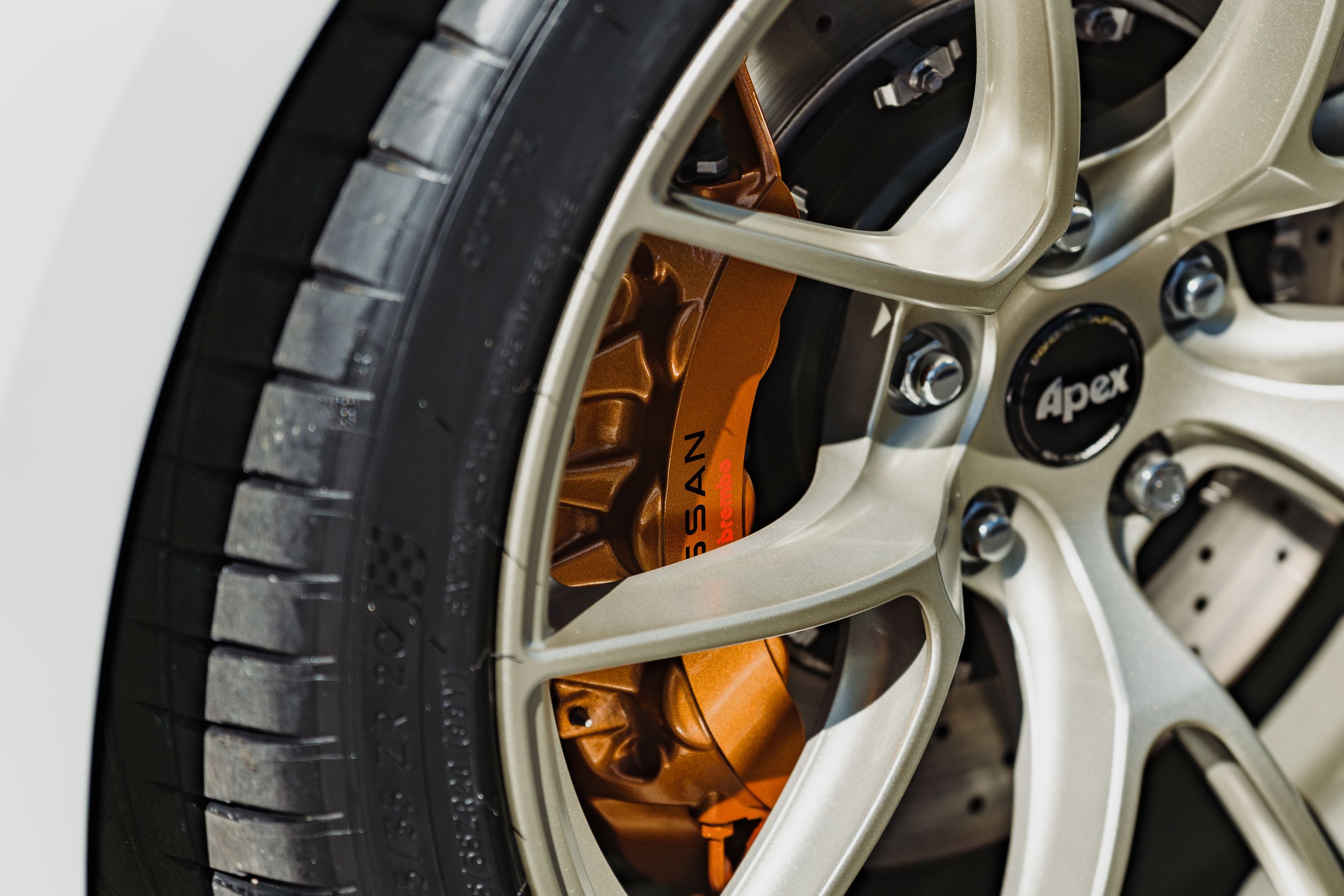 White Nissan R35 GT-R Base with 20" VS-5RS Apex wheels in Motorsport Gold