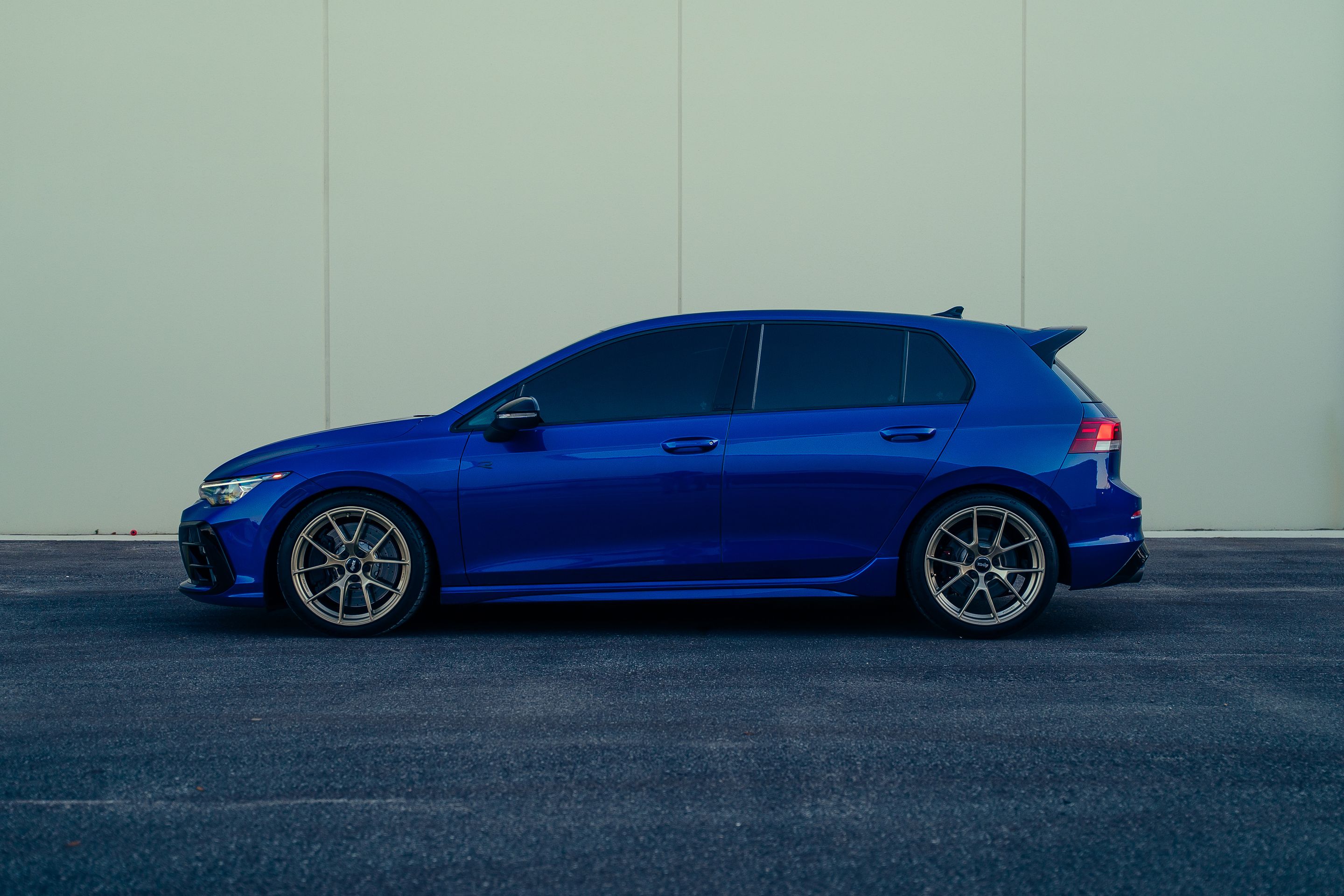 Blue VW MK8 Golf R with 18" VS-5RS Apex wheels in Motorsport Gold