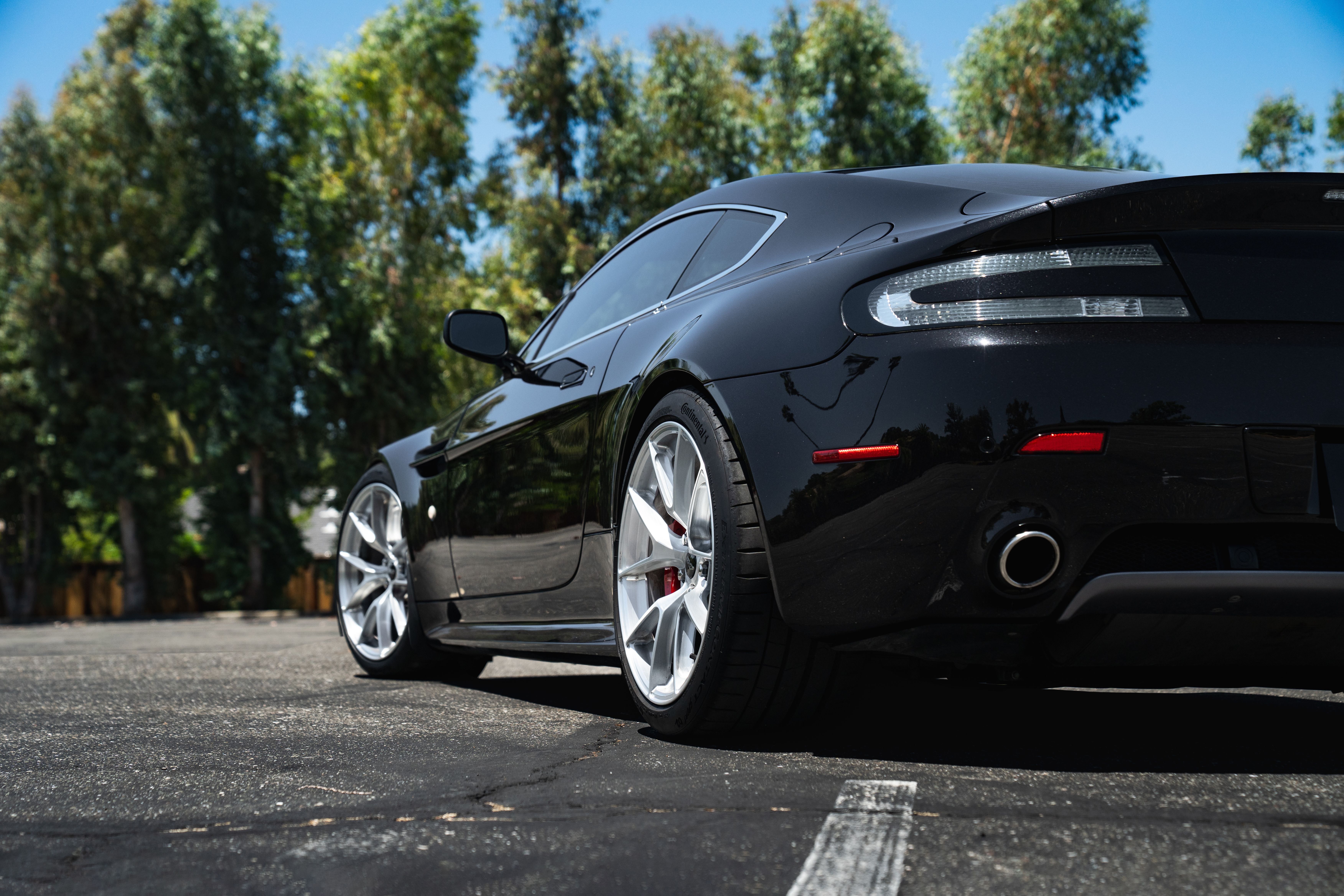 Aston Martin V8/V12 Vantage with 19