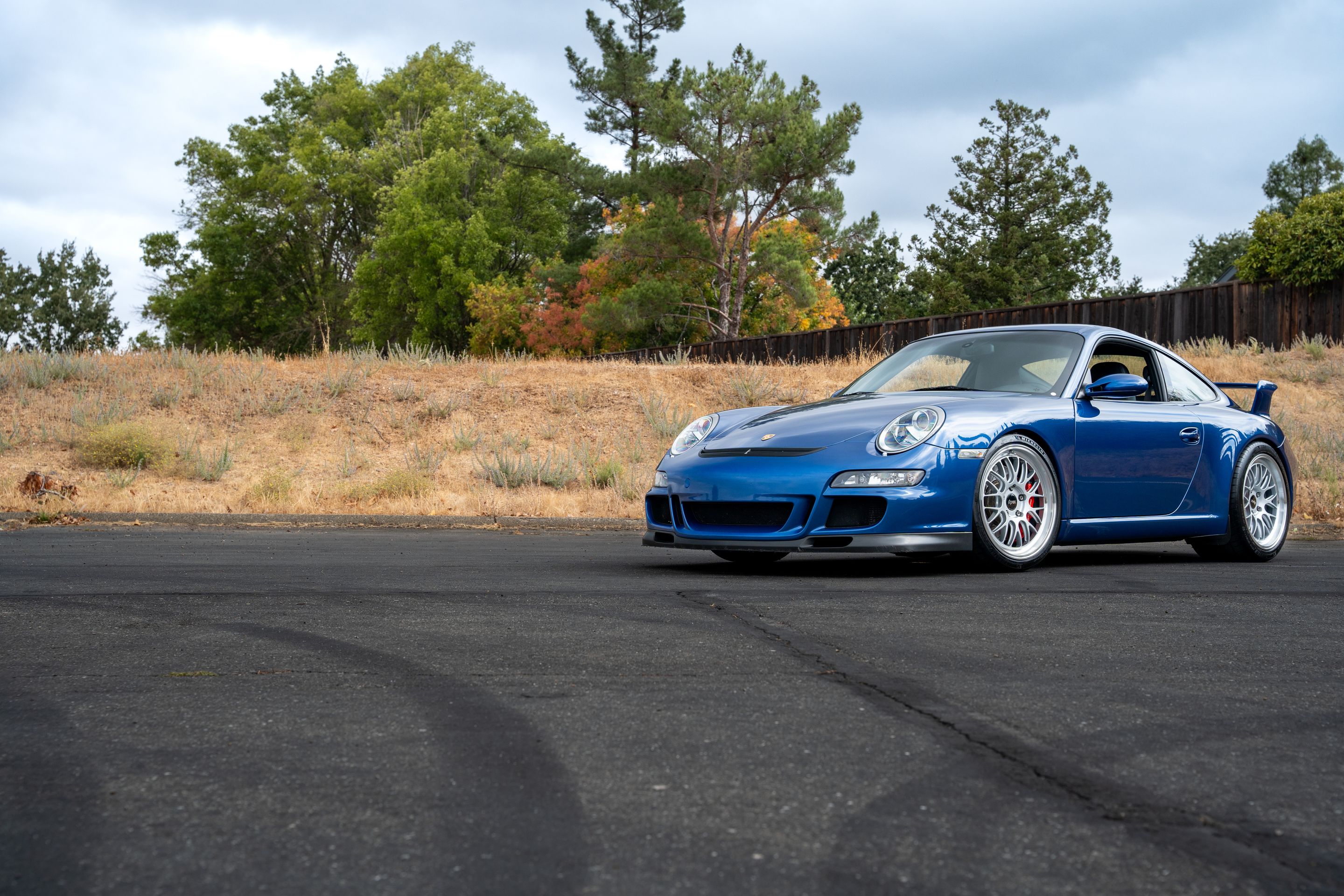 Blue Porsche 911 997 GT3 with 19" ML-10RT Apex wheels in Machined Lip Race Silver