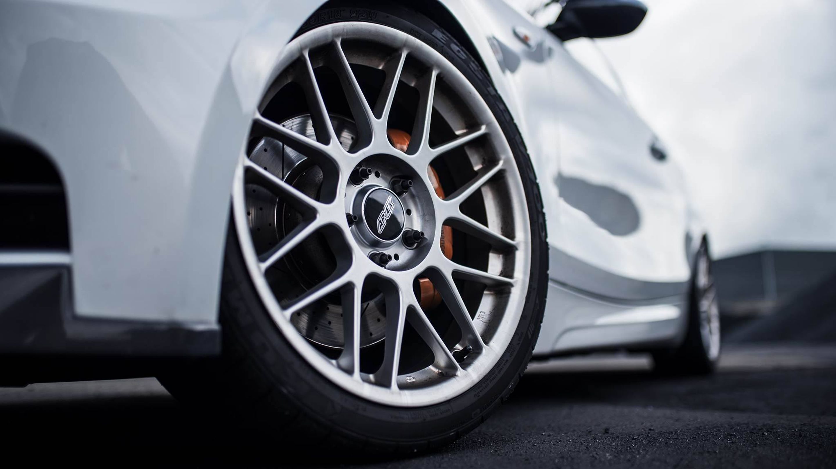 White BMW E82 Coupe 1 Series with 18" ARC-8 Apex wheels in Hyper Black