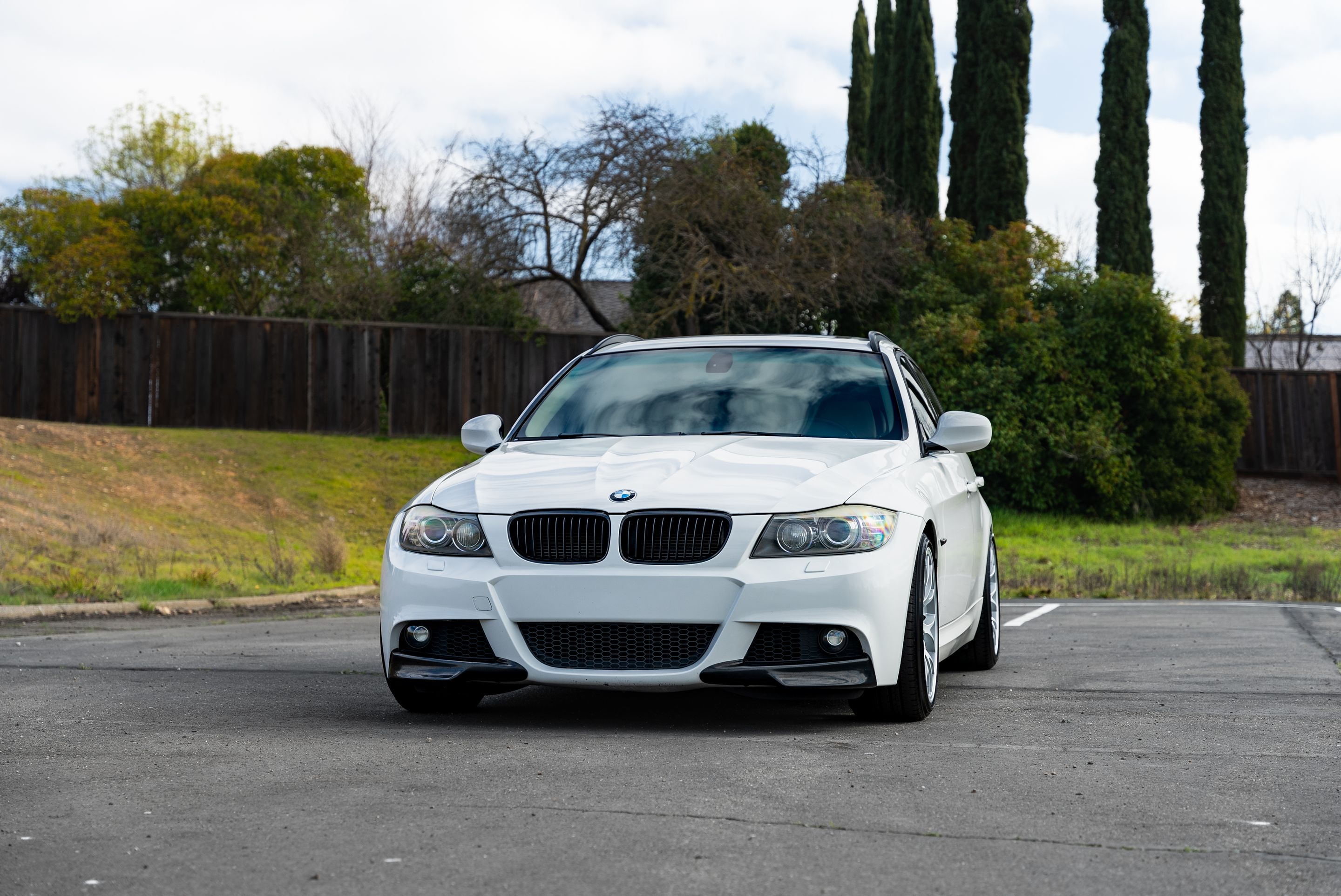 White BMW E91 LCI Wagon 3 Series with 18" EC-7 Apex wheels in Race Silver