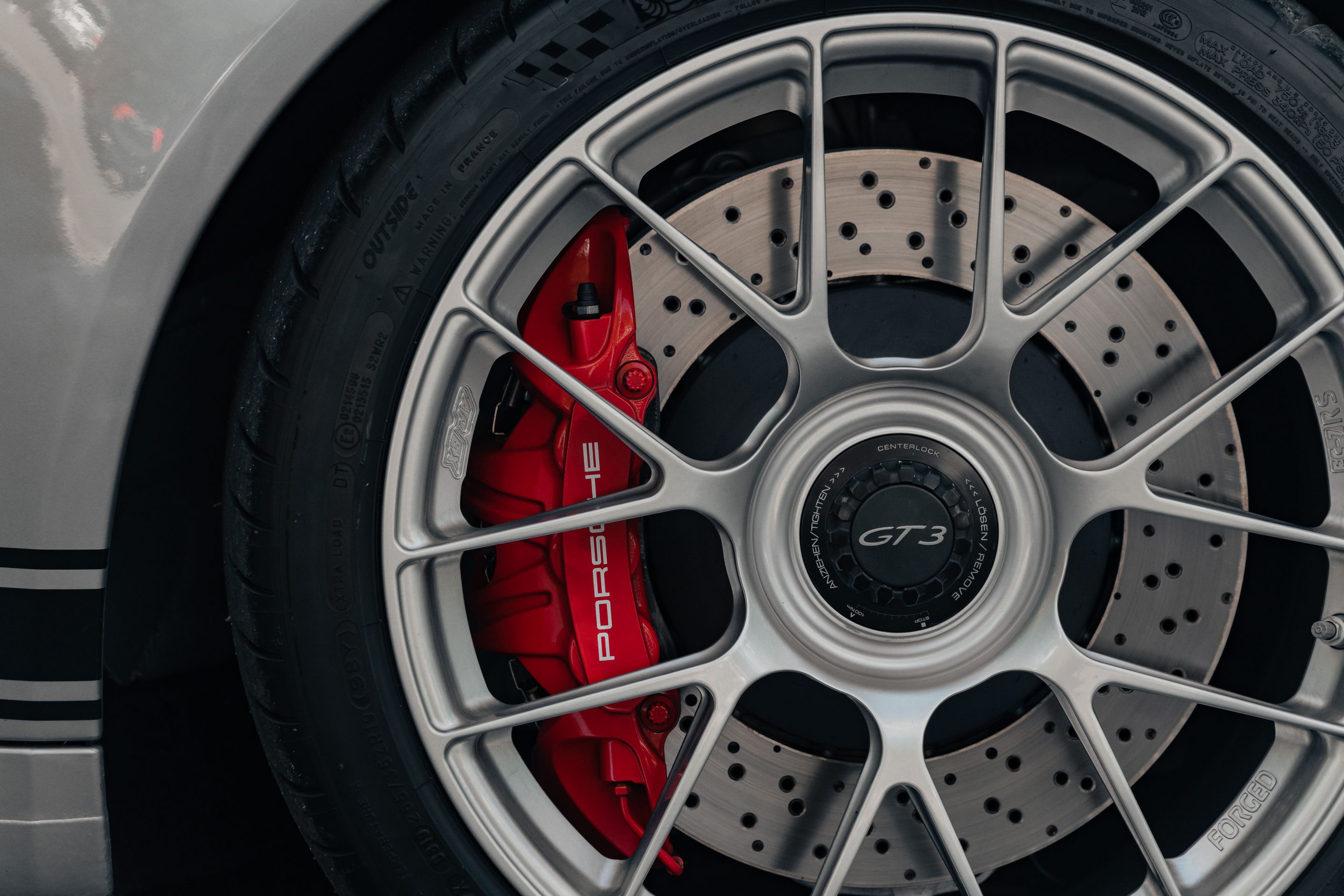 Silver Porsche 911 991.2 GT3 with 19" EC-7RS Apex wheels in Race Silver