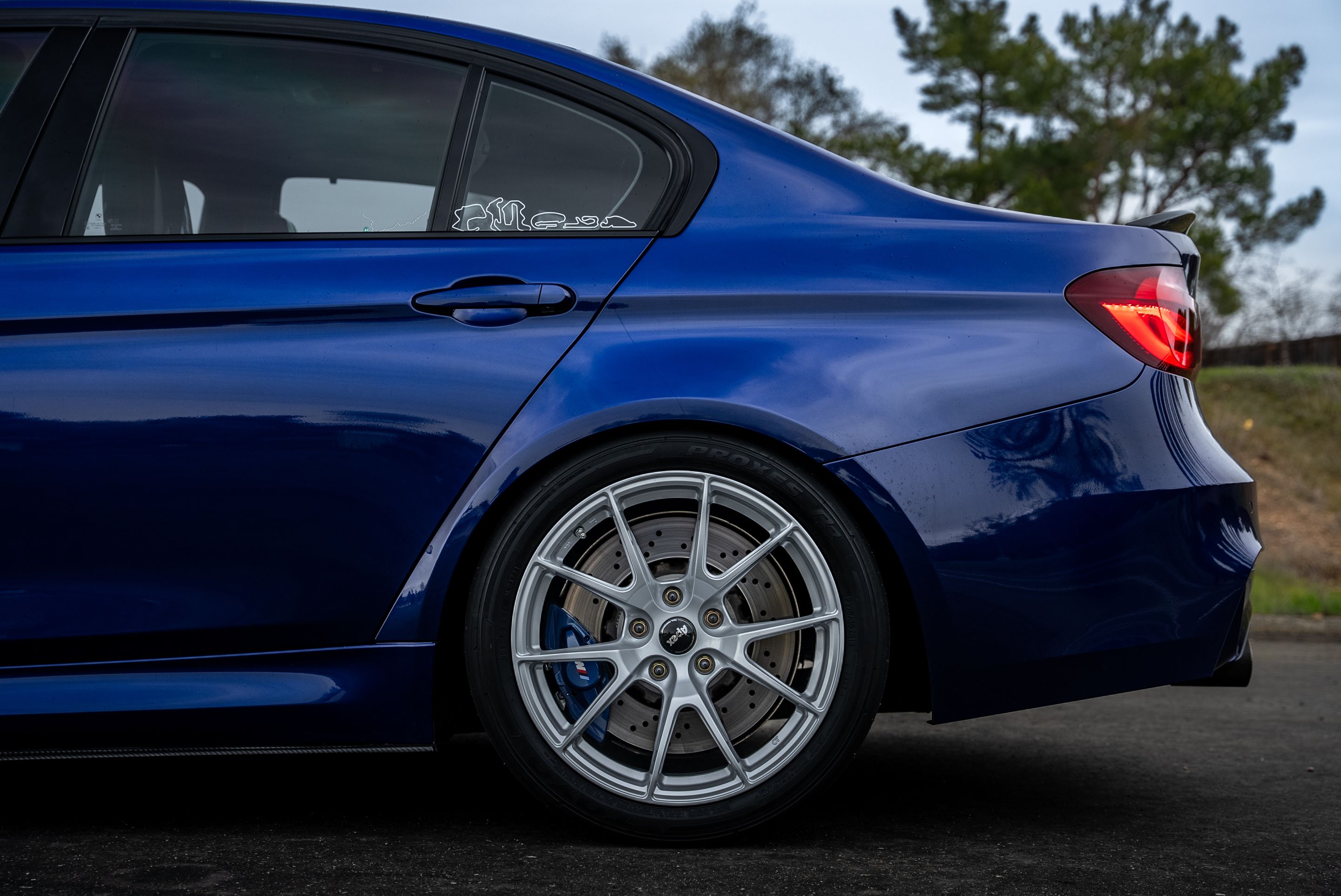 Blue BMW F80 M3 with 18" VS-5 Apex wheels in Race Silver