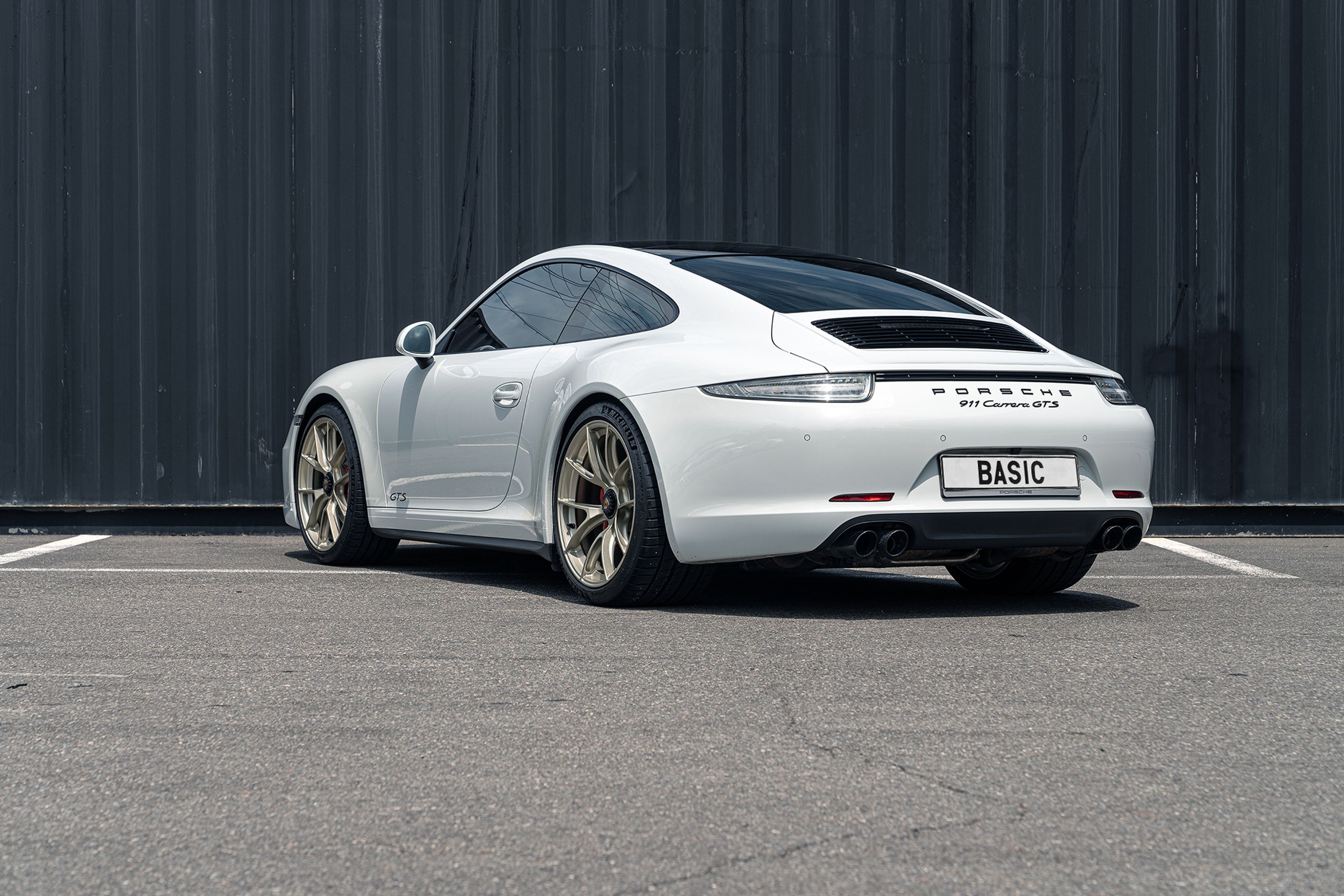 White Porsche 911 991.1 Carrera GTS with 20" VS-5RS Apex wheels in Motorsport Gold