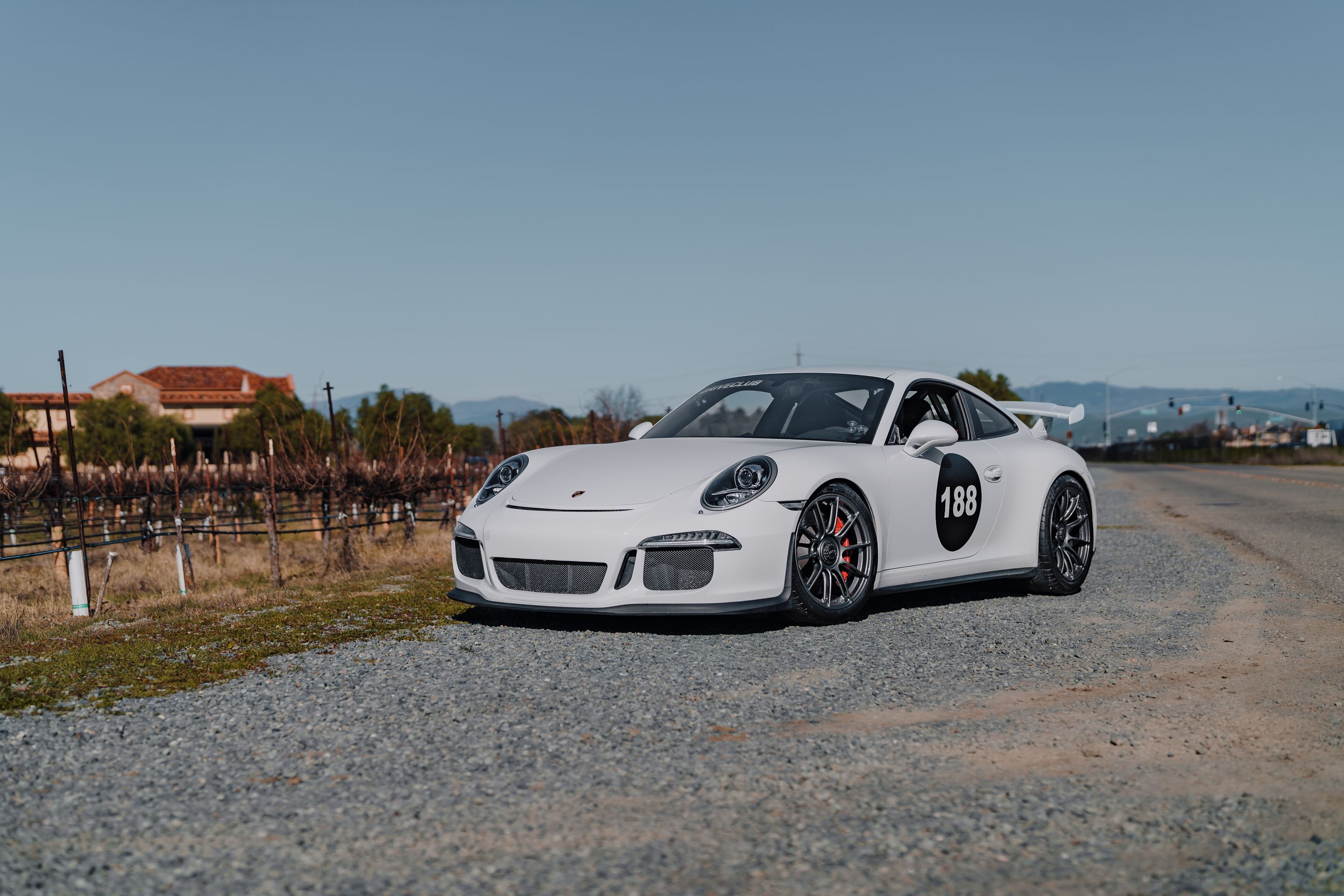 White Porsche 911 991.1 GT3 with 19" SM-10RS Apex wheels in Anthracite