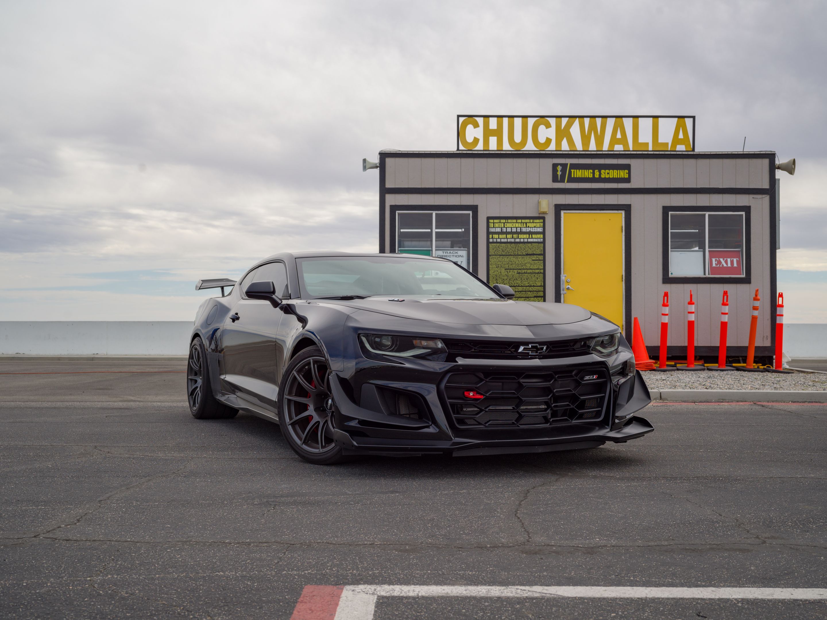 Black Chevrolet 6th Gen Camaro ZL1 1LE with 19" SM-10 Apex wheels in Anthracite