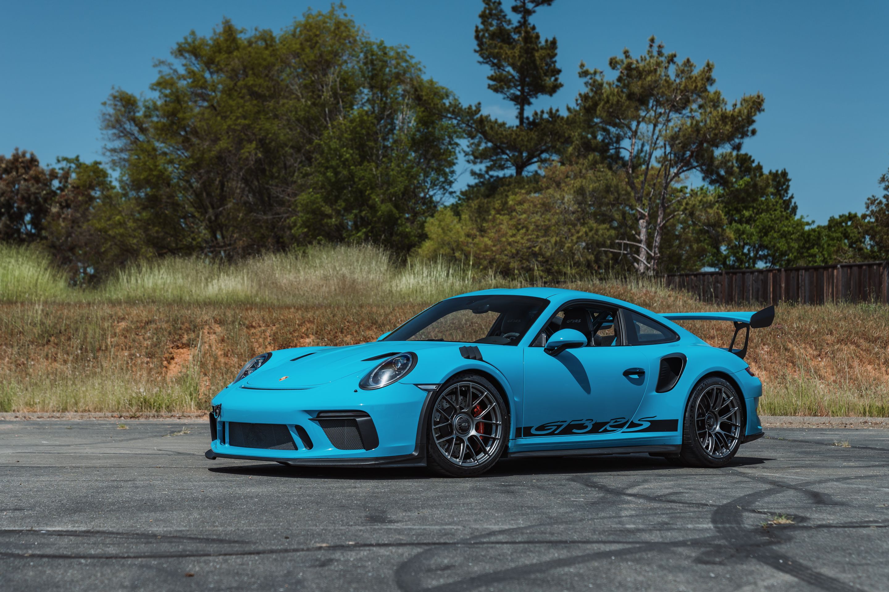 Blue Porsche 911 991.2 GT3 RS with 19" EC-7RS Apex wheels in Anthracite
