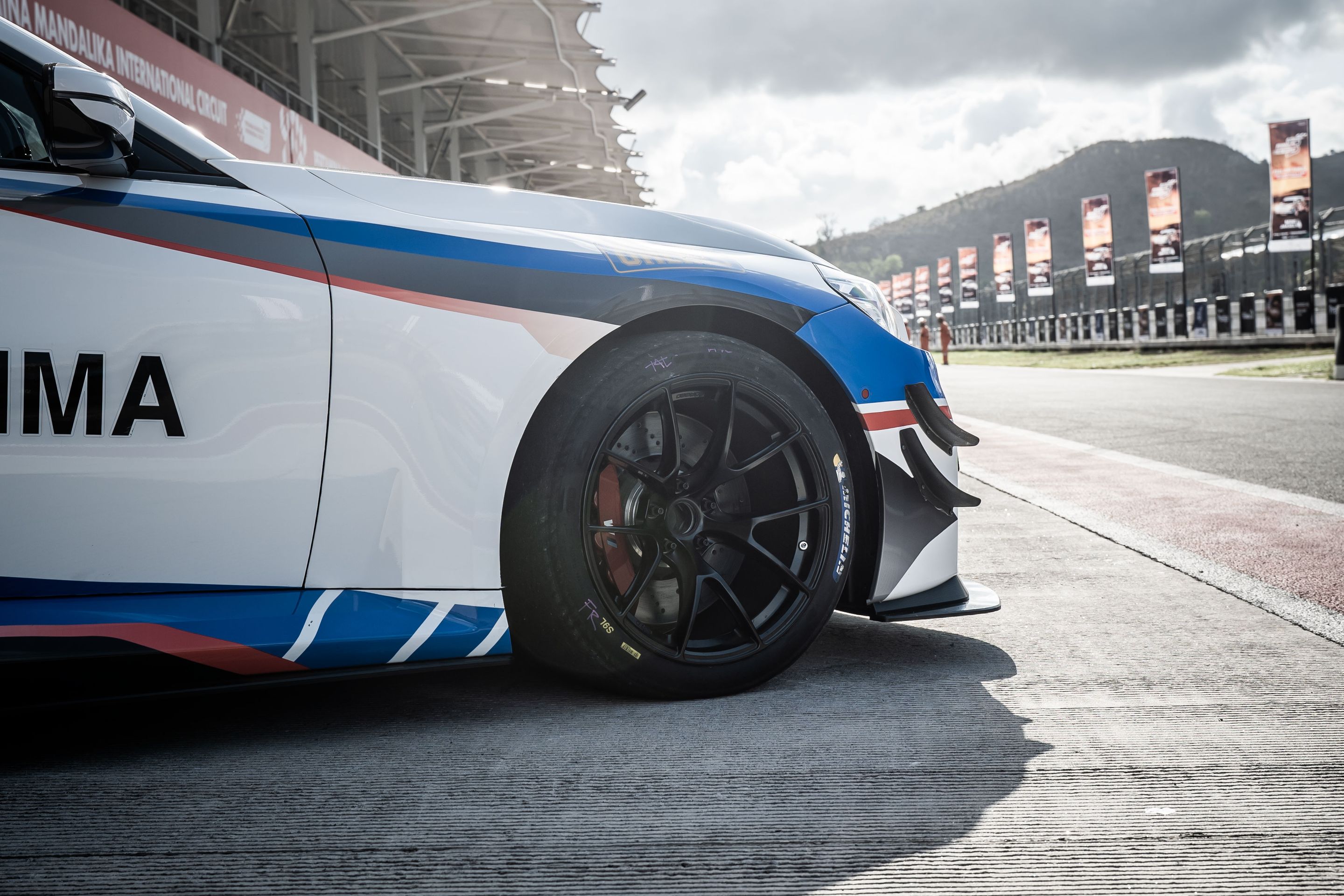 Multicolor BMW G87 M2 with 18" VS-5RS Apex wheels in Satin Black