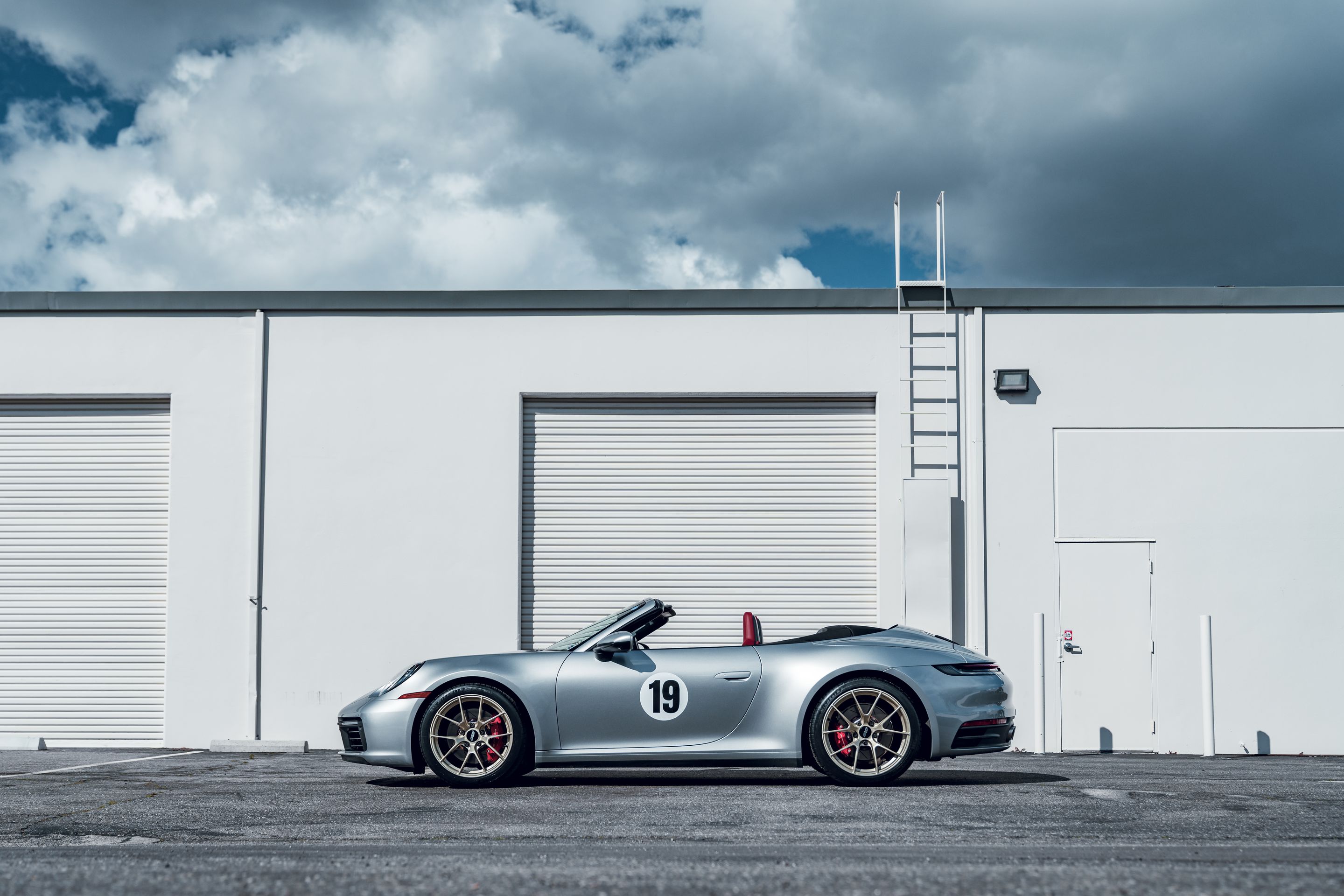 Silver Porsche 911 992.1 Carrera S with 19"/20" VS-5RS Apex wheels in Motorsport Gold