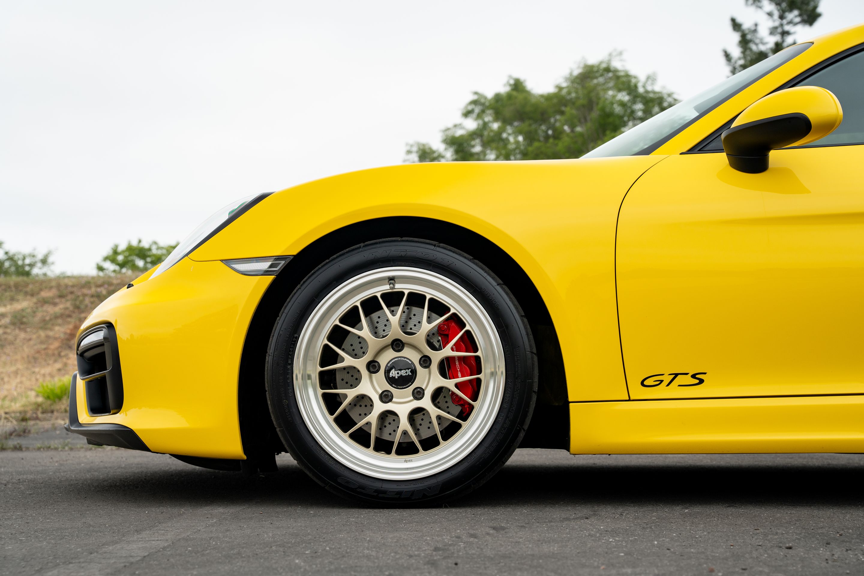Yellow Porsche 981 Cayman GTS with 18" ML-10RT Apex wheels in Machined Lip Gloss Motorsport Gold
