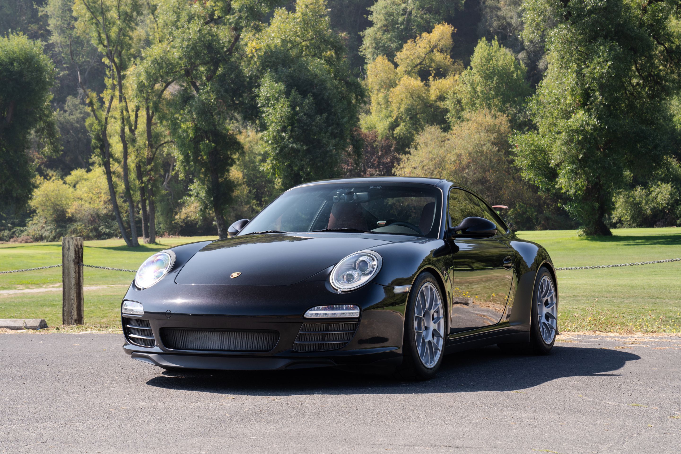 Black Porsche 911 997 Carrera 4S with 18" EC-7RS Apex wheels in Race Silver