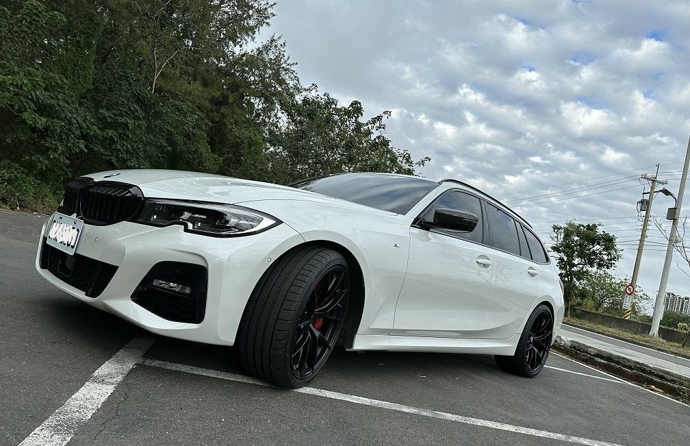 White BMW G21 Wagon 3 Series with 20" VS-5RS Apex wheels in Satin Black