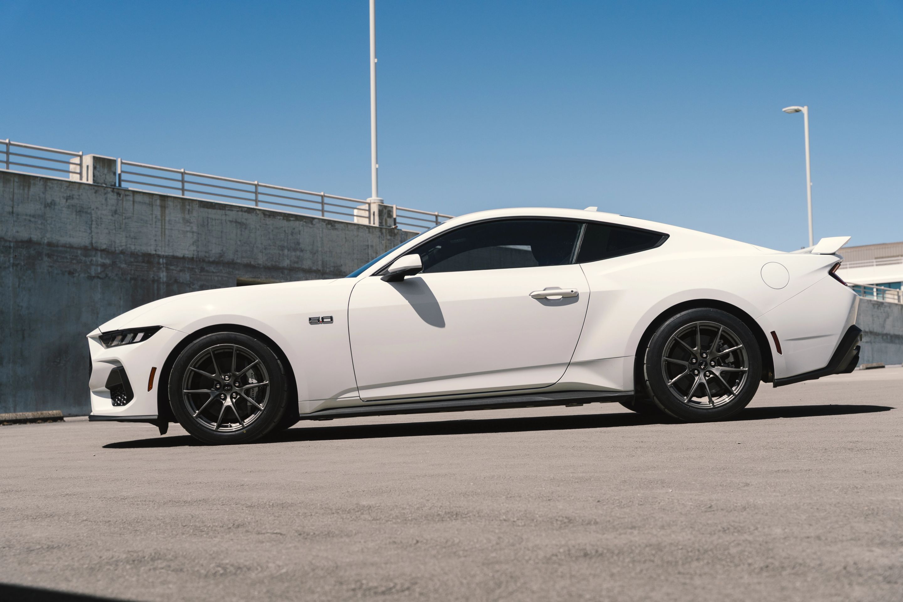 White Ford S650 Mustang GT with 18" VS-5 Apex wheels in Anthracite
