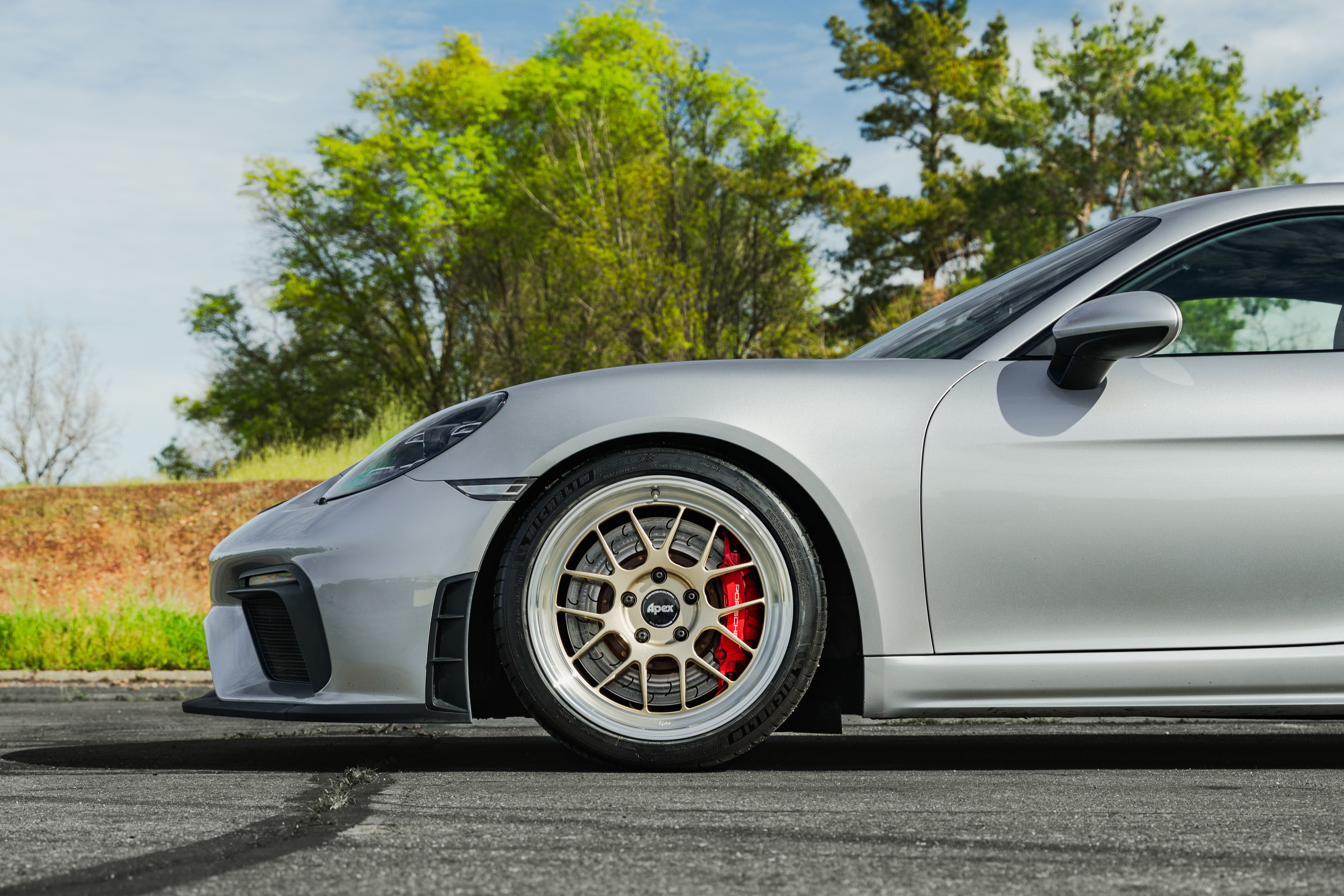 Porsche 718 Cayman GT4 with 19