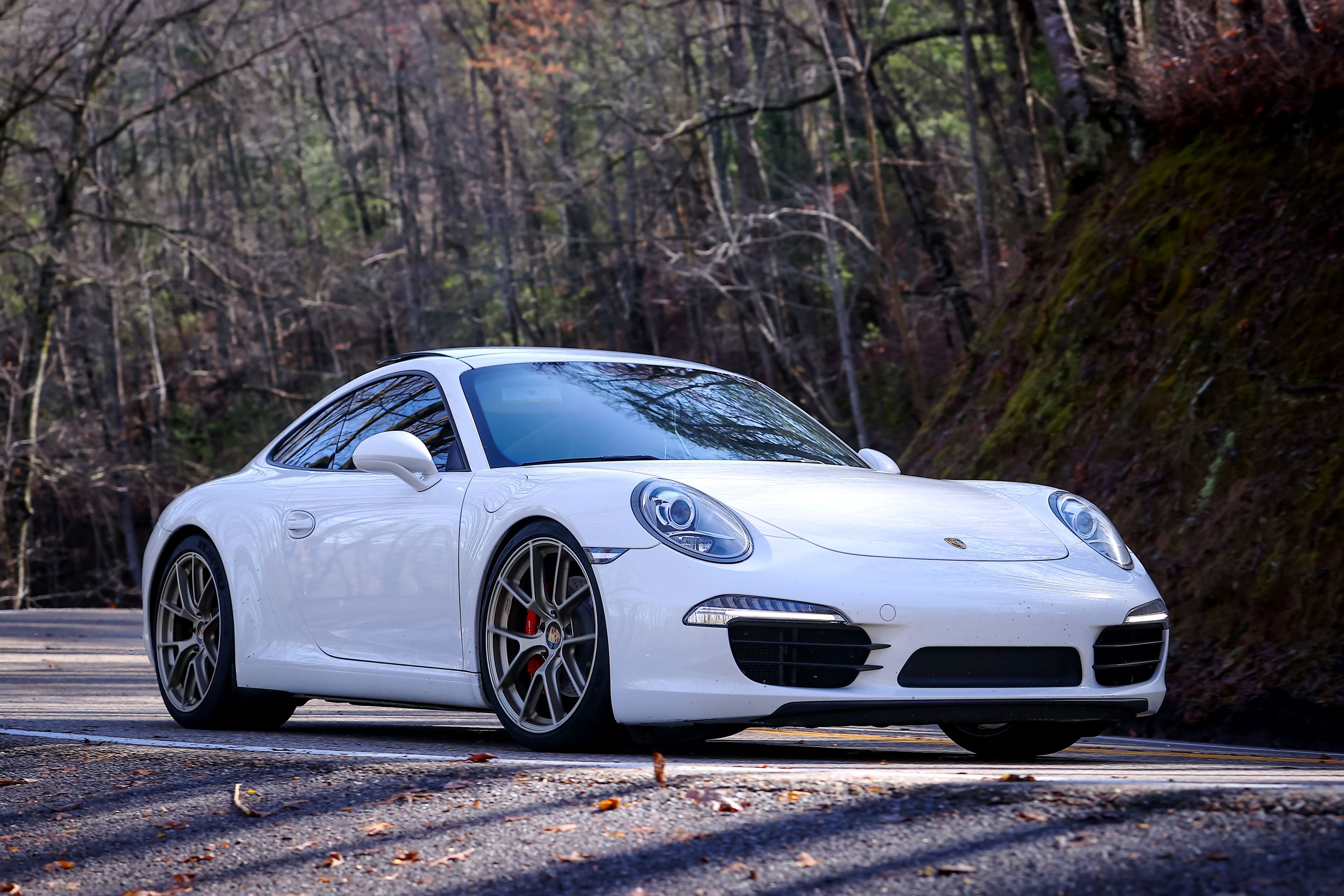 White Porsche 911 991.1 Carrera S with 20" VS-5RS Apex wheels in Motorsport Gold