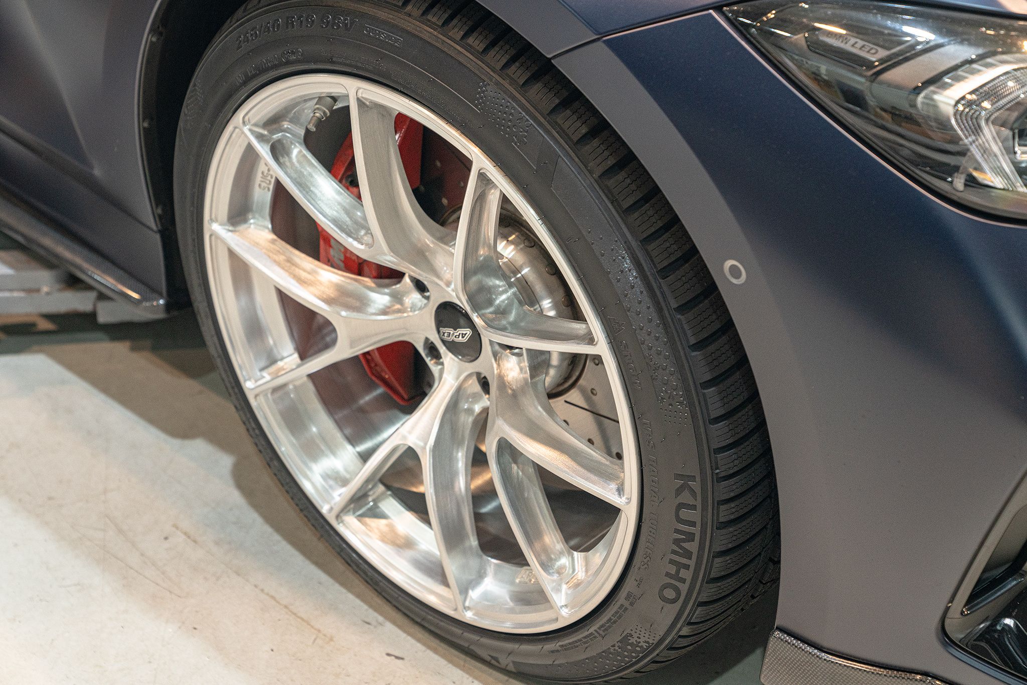 Grey BMW G21 Wagon 3 Series with 19" VS-5RS Apex wheels in Brushed Clear